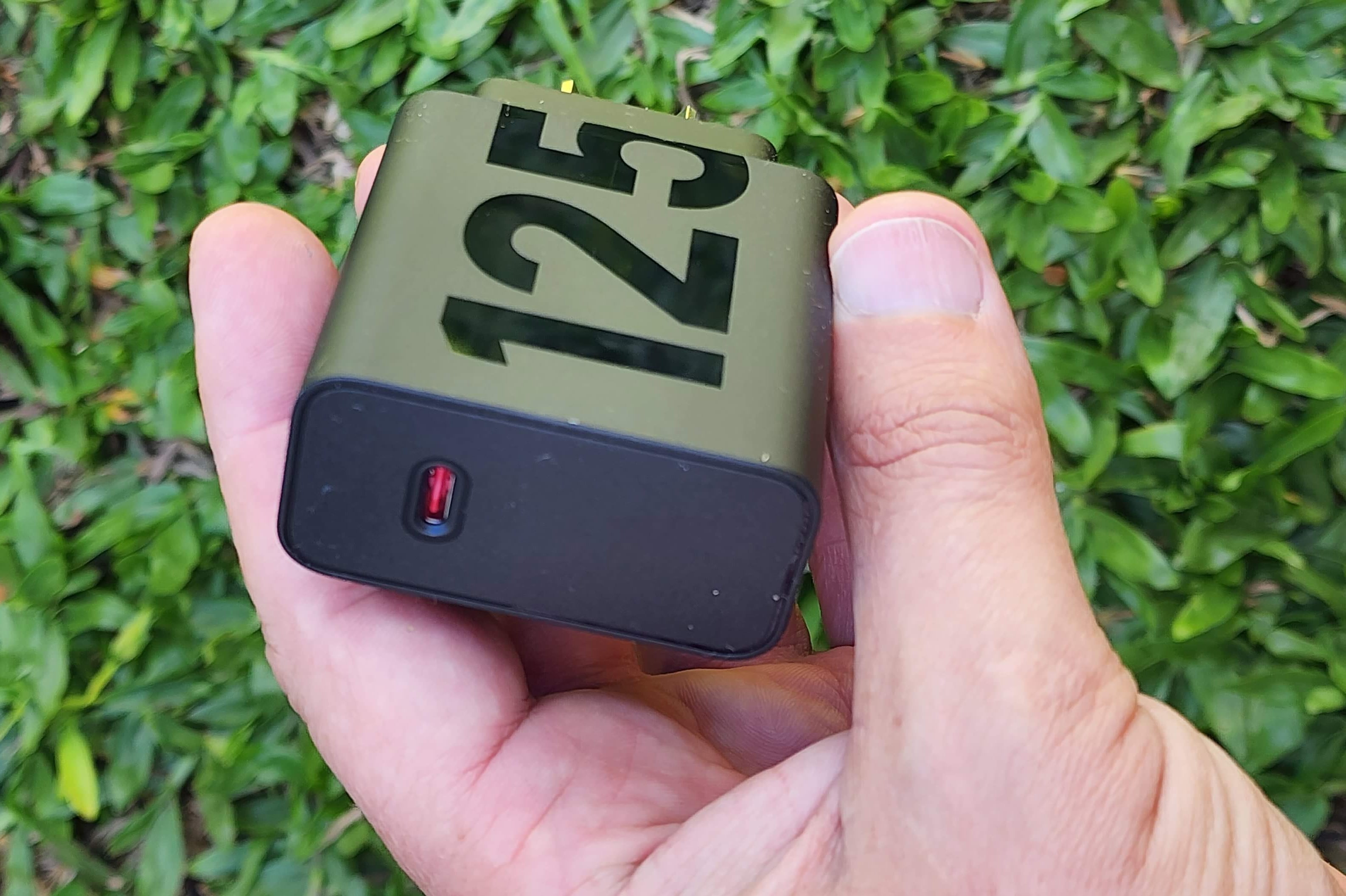 Muchos celulares modernos traen cargadores rápidos, como este de 125 watts que puede cargar una batería entera en minutos