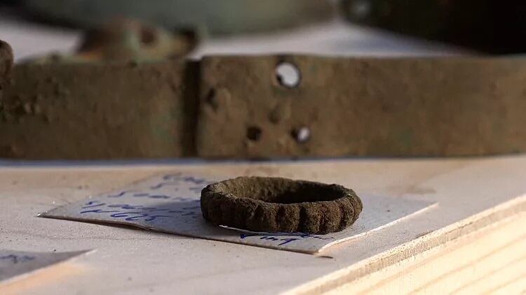 En los restos funerarios aparecieron joyas, broches de vidrio y otro casco greco-ilirio