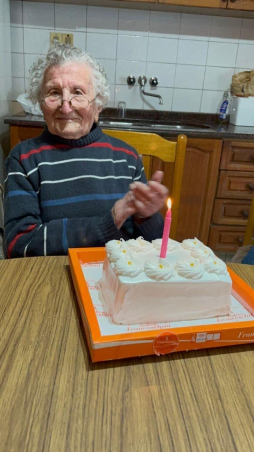 La mujer tiene cuatro nietos y 11 bisnietos, y toda su familia vive en la misma cuadra (Foto: LongeviQuest)