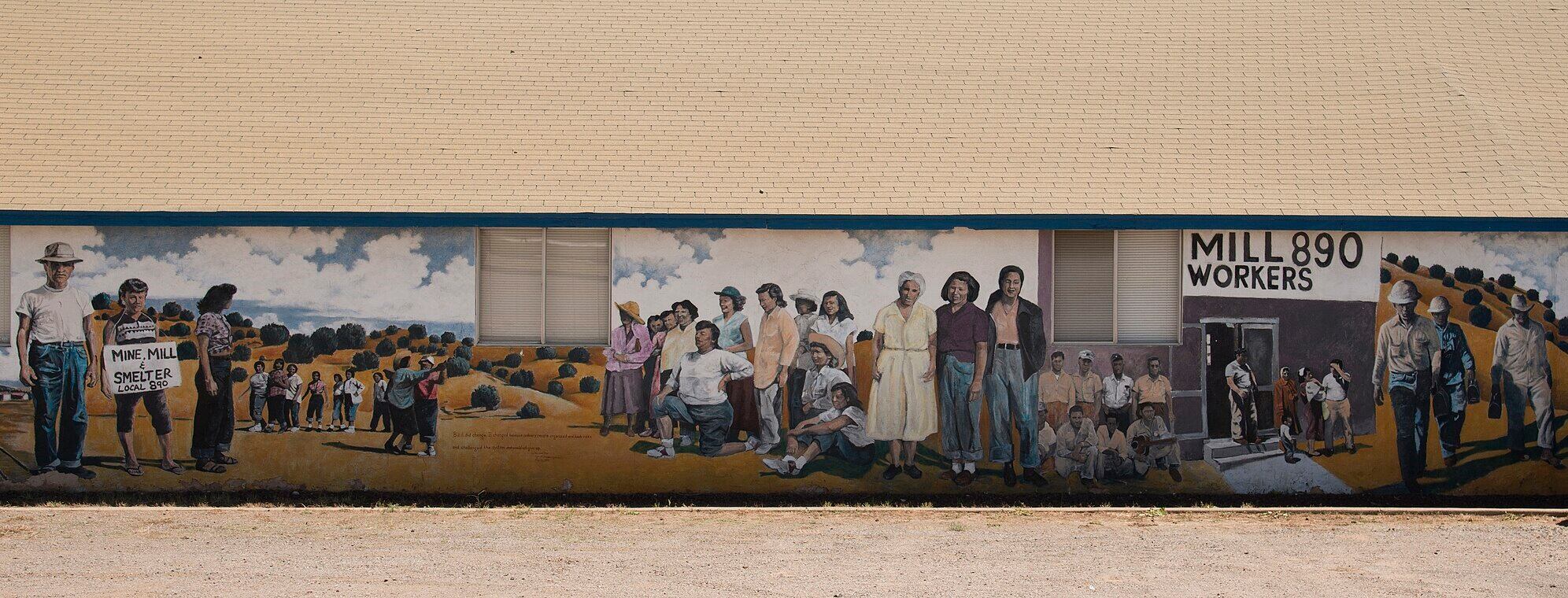 Un mural en honor a los trabajadores del acero en Bayard, Nuevo México (Wikimedia Commons/John Fowler)