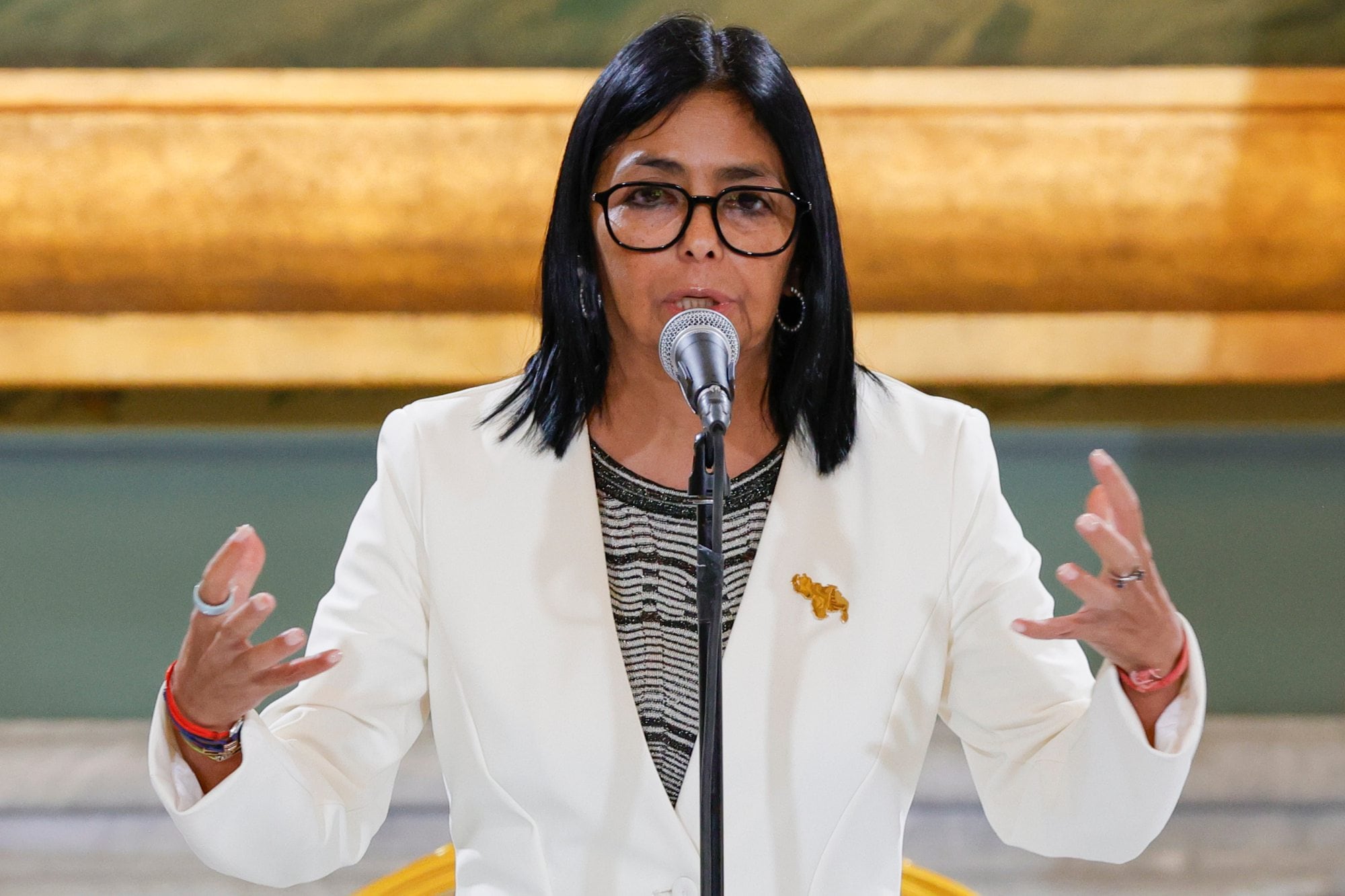La presidenta interina de Venezuela, Delcy Rodríguez, habla durante una reunión con el secretario de Energía de Estados Unidos, Chris Wright, en el palacio presidencial de Miraflores en Caracas