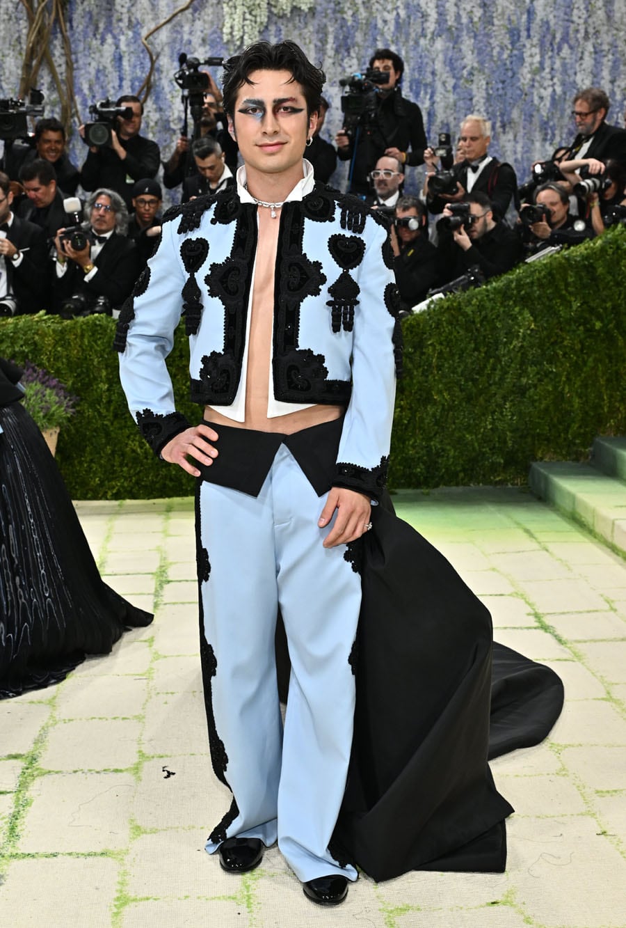 Su compañero en Más que rivales, Hudson Williams, eligió un traje en dos tonos de Balenciaga y maquillaje inspirado en El lago de los cisnes