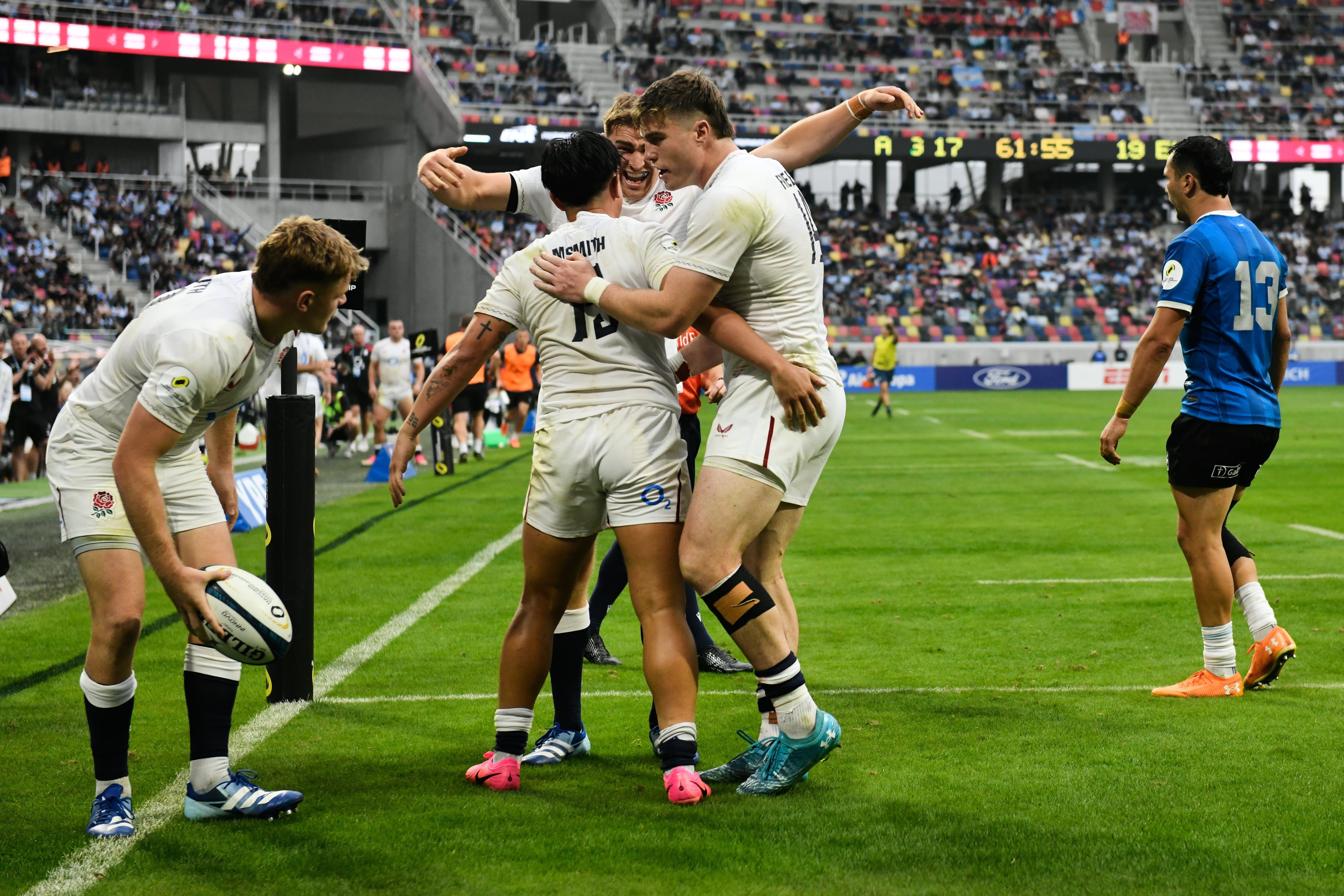Marcus Smith festeja su try contra los Pumas