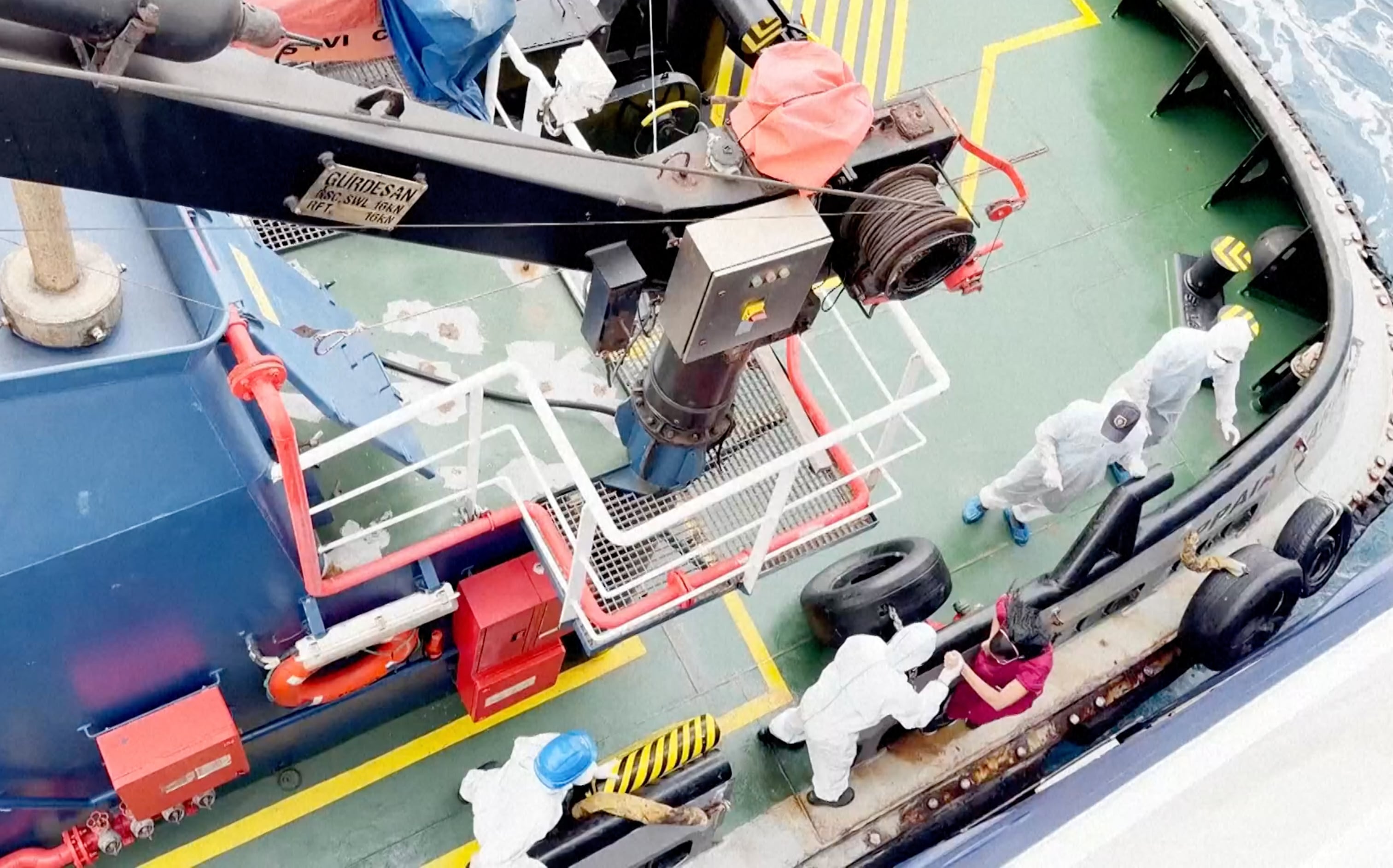 Trabajadores de la salud desembarcan del MV Hondius, un crucero que lleva a casi 150 personas, frente a Cabo Verde, el 4 de mayo del 2026. (Qasem Elhato via AP)