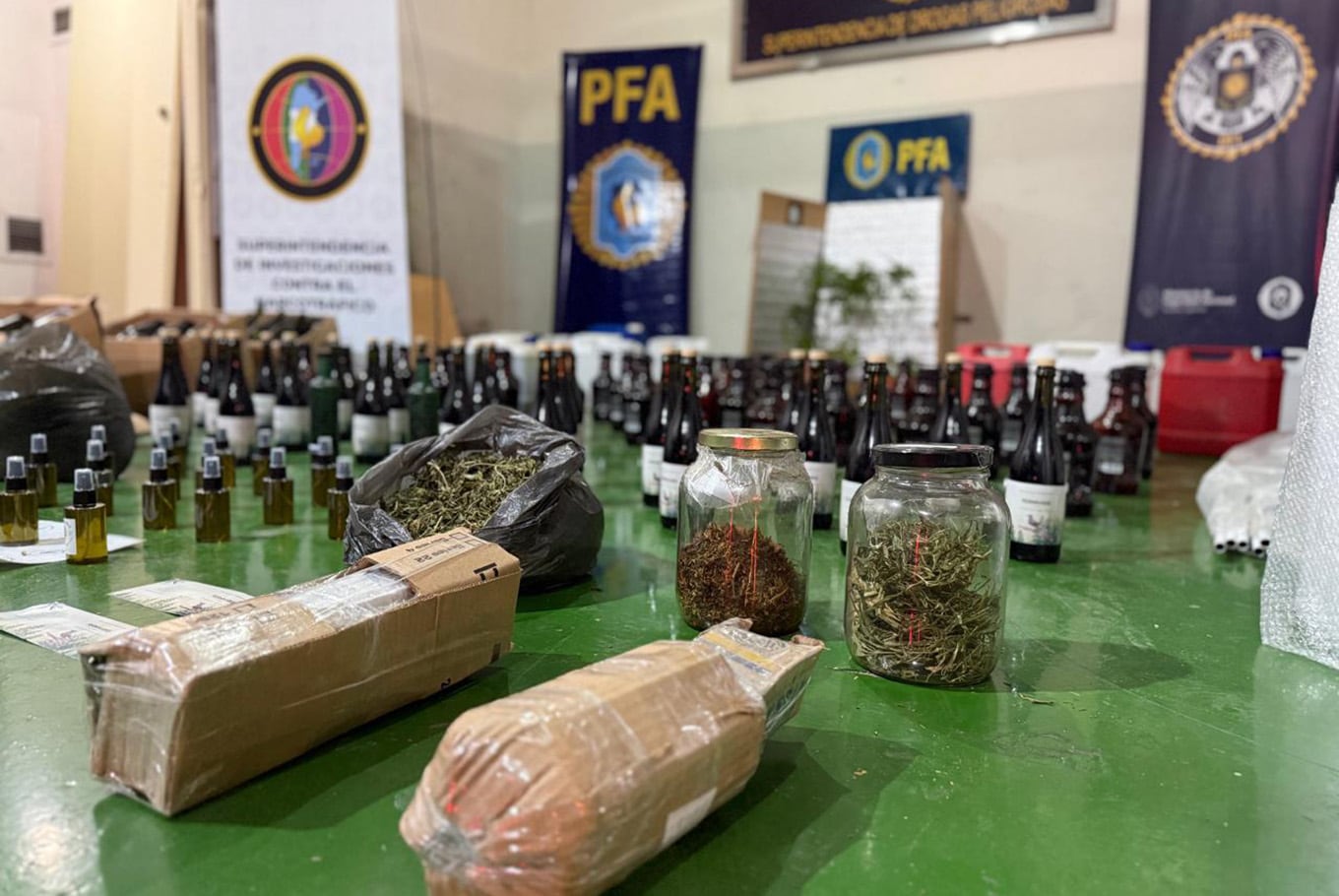 Las bebidas y los elementos secuestrados durante el allanamiento
