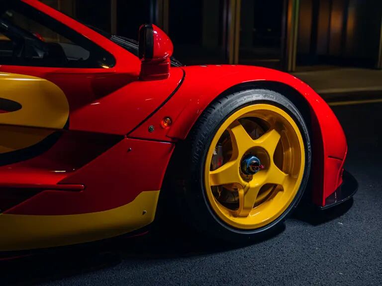 La unidad que se ofrecerá en Monterey giró en el circuito francés durante las pruebas oficiales (foto RM Sotheby´s)