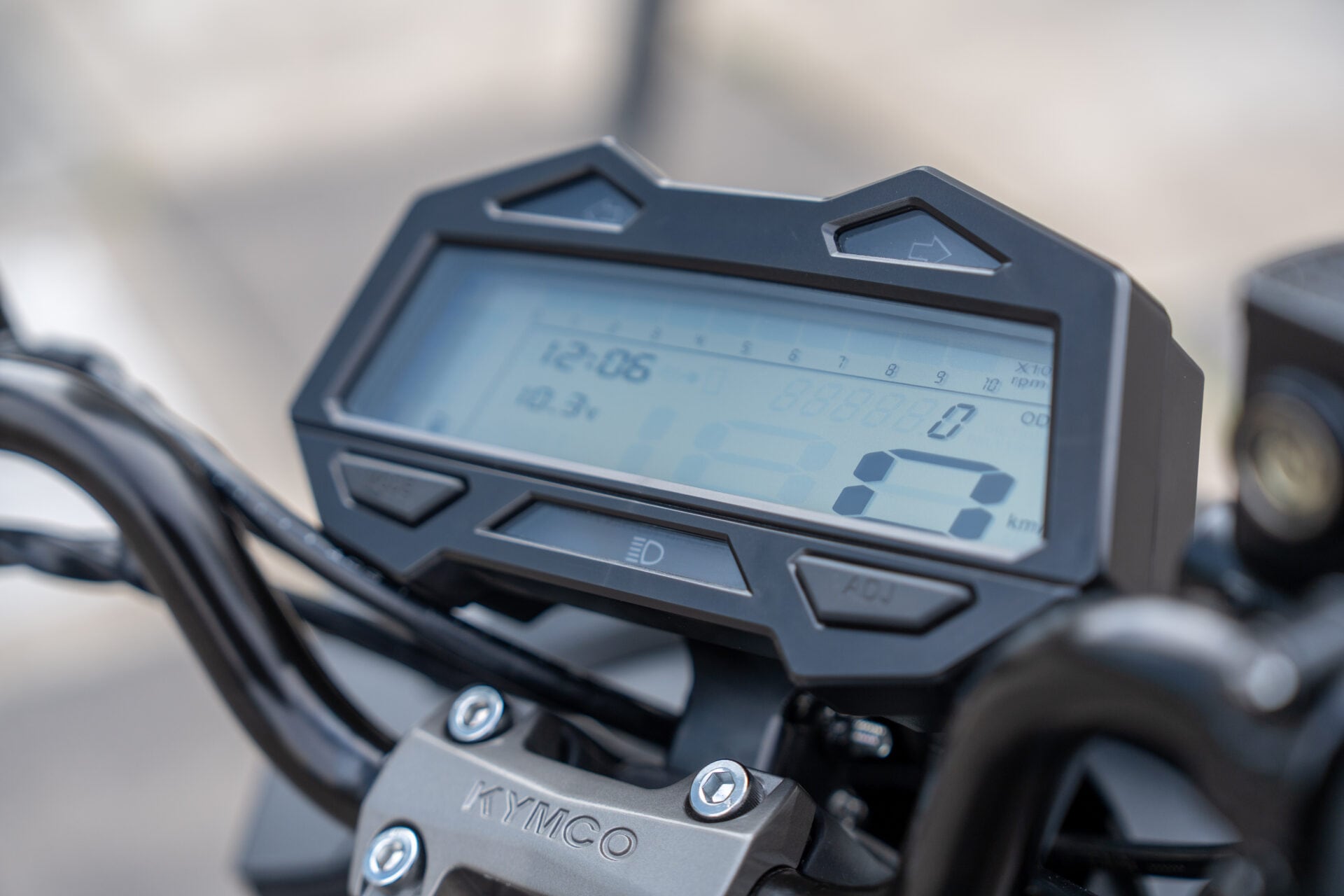 Integra un tablero digital LCD