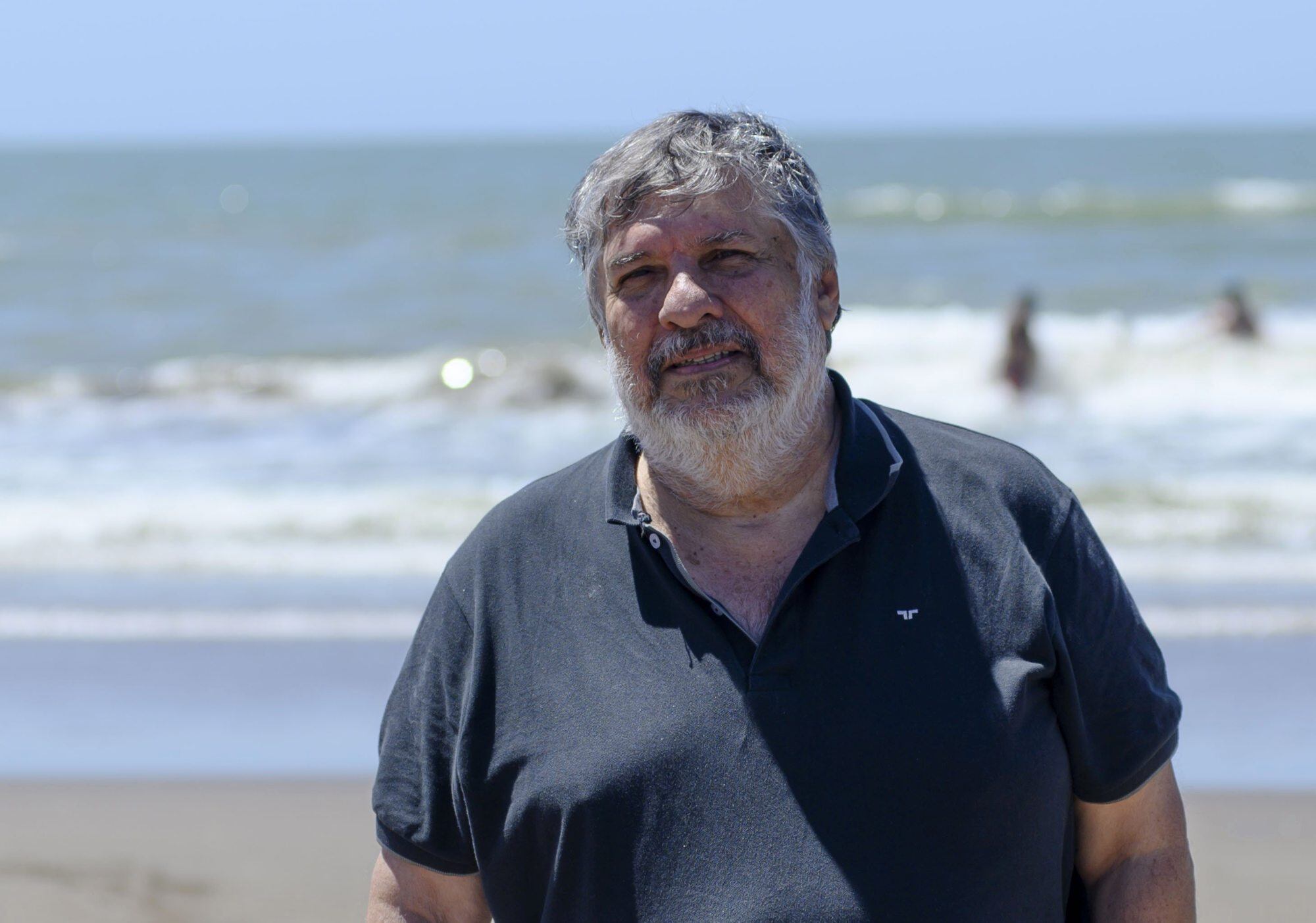 José Mayans, presidente del bloque Justicialista en el Senado, camina por una playa de Ostende