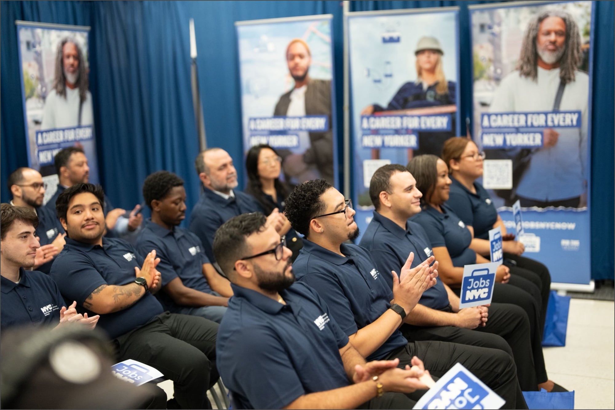 Durante la presentación del centro de empleo, encabezada por Mamdani, se seleccionó y tomó juramento a 17 nuevos trabajadores de Nueva York