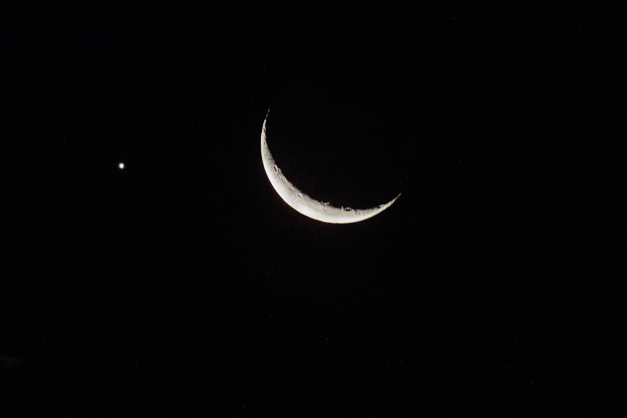 ¿Qué era la intensa luz que apareció junto a la Luna? El fenómeno astronómico que captó la atención de miles de personas