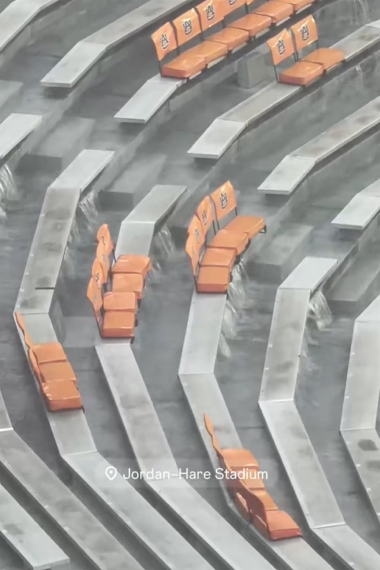 Las tribunas del Jordan-Hare Stadium con el agua que cae en forma de cascada