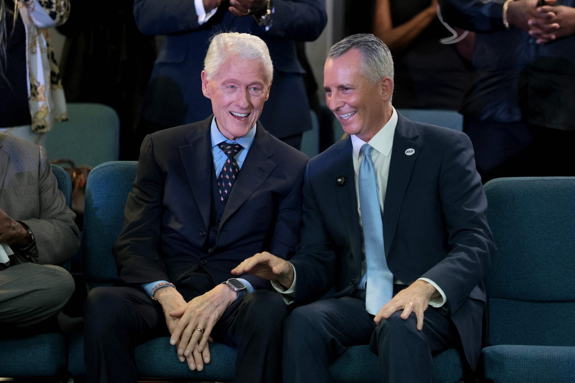 Bill Clinton reapareció en la arena electoral el martes 20 de octubre al encabezar un acto junto a Jolly en Pembroke Park, cerca de Miami, ante unos 500 asistentes