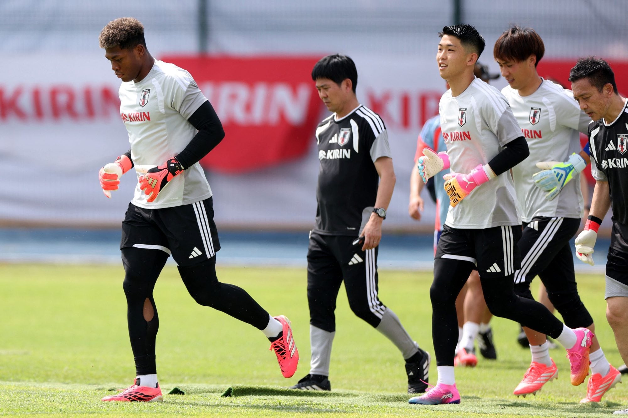 Se preparan los tres arqueros convocados y Zion Suzuki impone la diferencia física, propia de sus raíces multiculturales, con respecto a Tomoki Hayaka y Keisuke Osako.