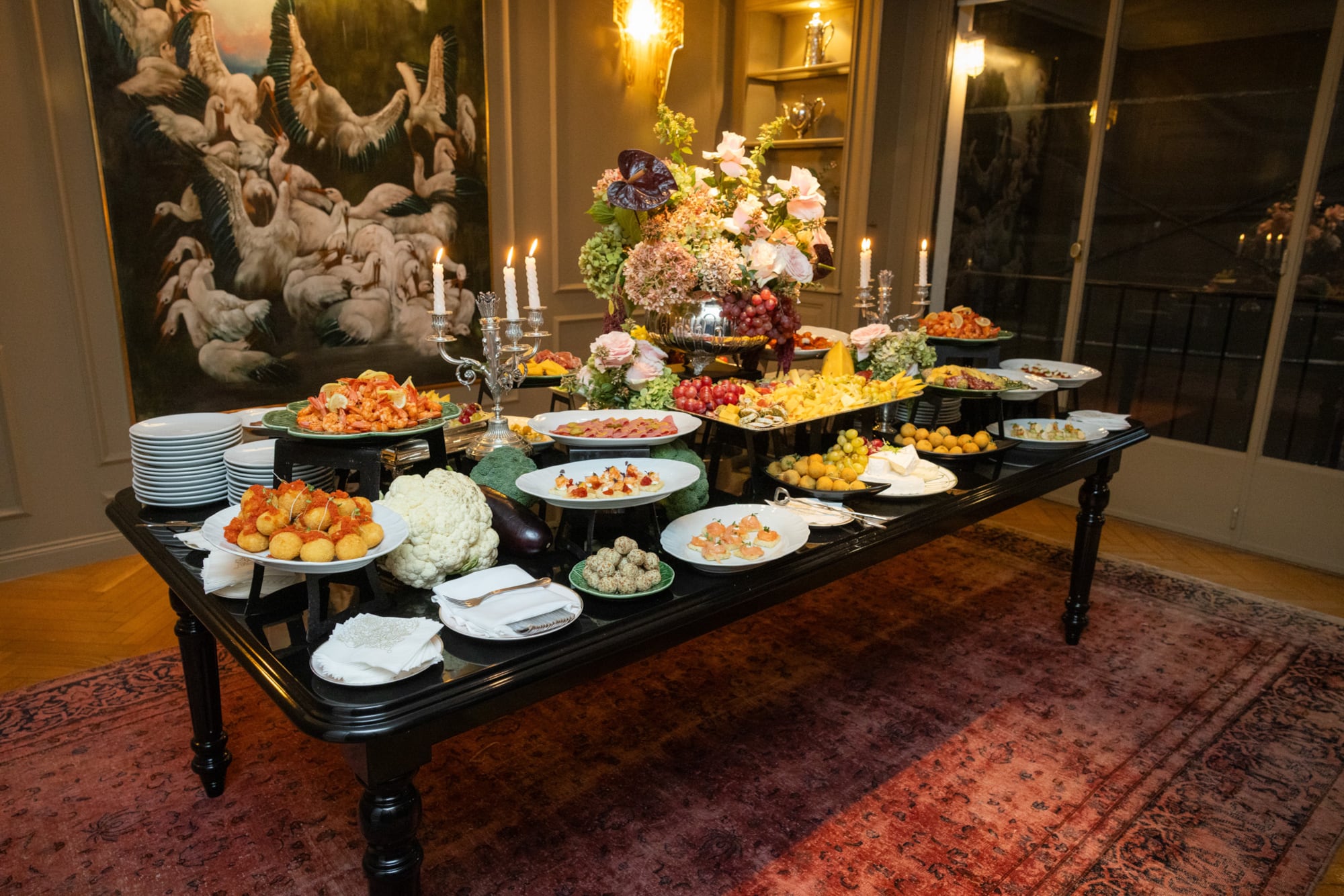 Lo manjares de Faena Catering desplegados en una de las mesas desplegadas en lo de Saiach