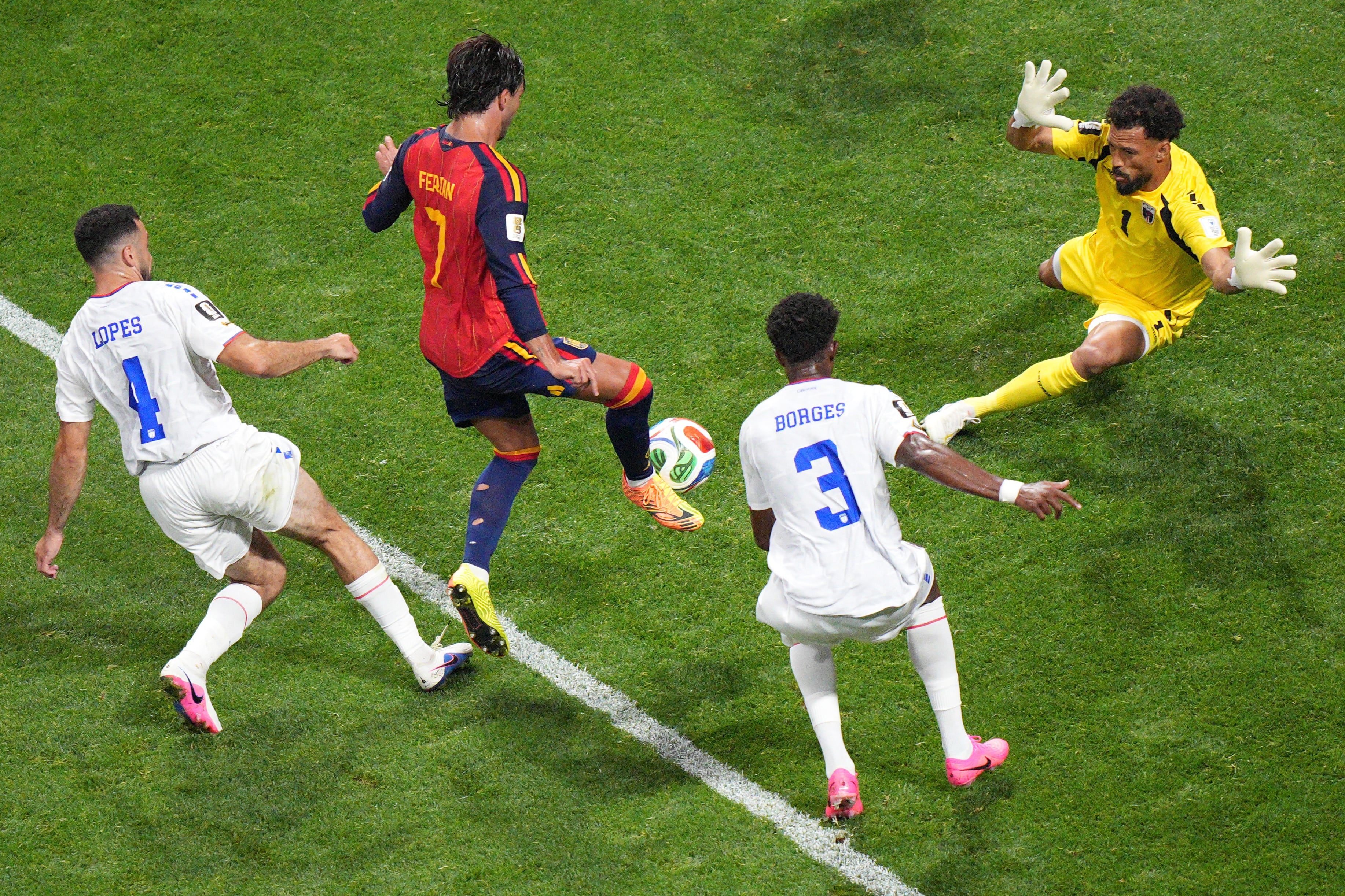 El español Ferran Torres intenta disparar para superar al portero de Cabo Verde Vozinha en el encuentro del Grupo H de la Copa Mundial el lunes 15 de junio del 2026