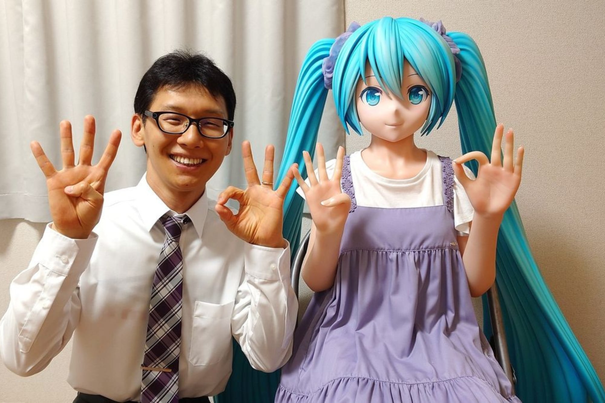 Akihiko Kondo junto a Hatsune Miku, su esposa; primero era un holograma visible en un dispositivo; cuando quebró la compañía que los fabricaba sumó a la muñeca