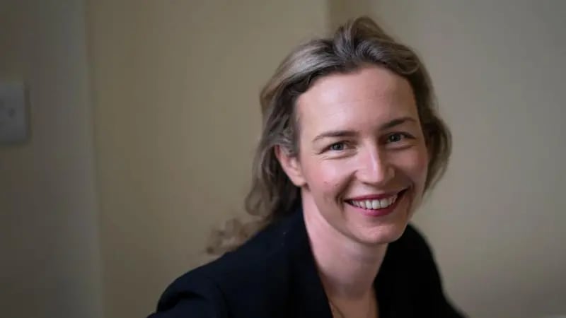 Lea Ypi: por qué decidí investigar la vida de mi abuela cuando una inquietante foto de ella se volvió viral