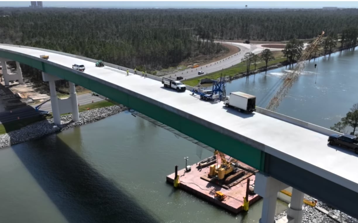 El Departamento de Transporte de Alabama dijo que el nuevo puente facilitará las evacuaciones
