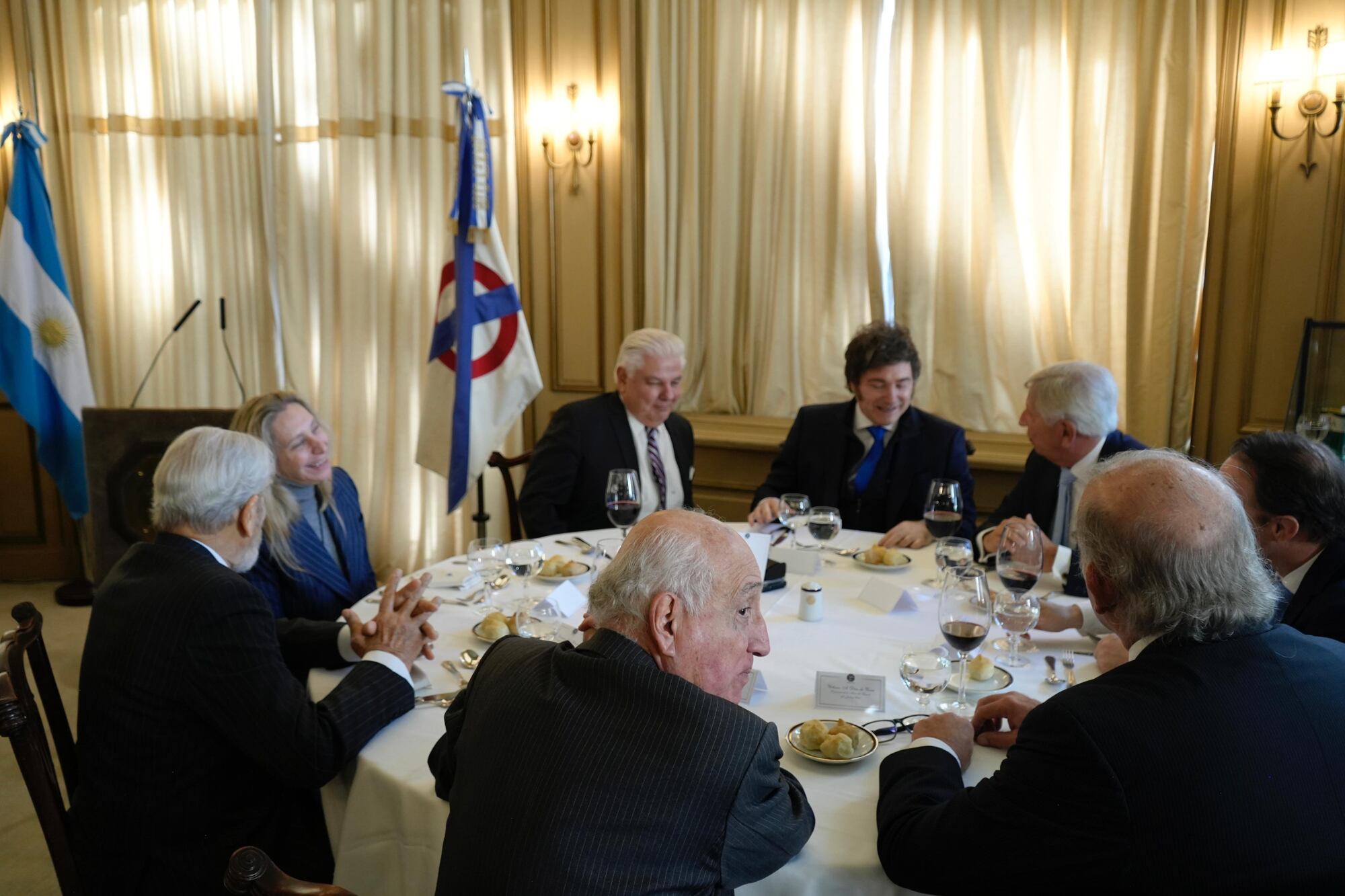 El Presidente Javier Milei y la secretaria General de Presidencia, Karina Milei, durante el almuerzo del Jockey Club