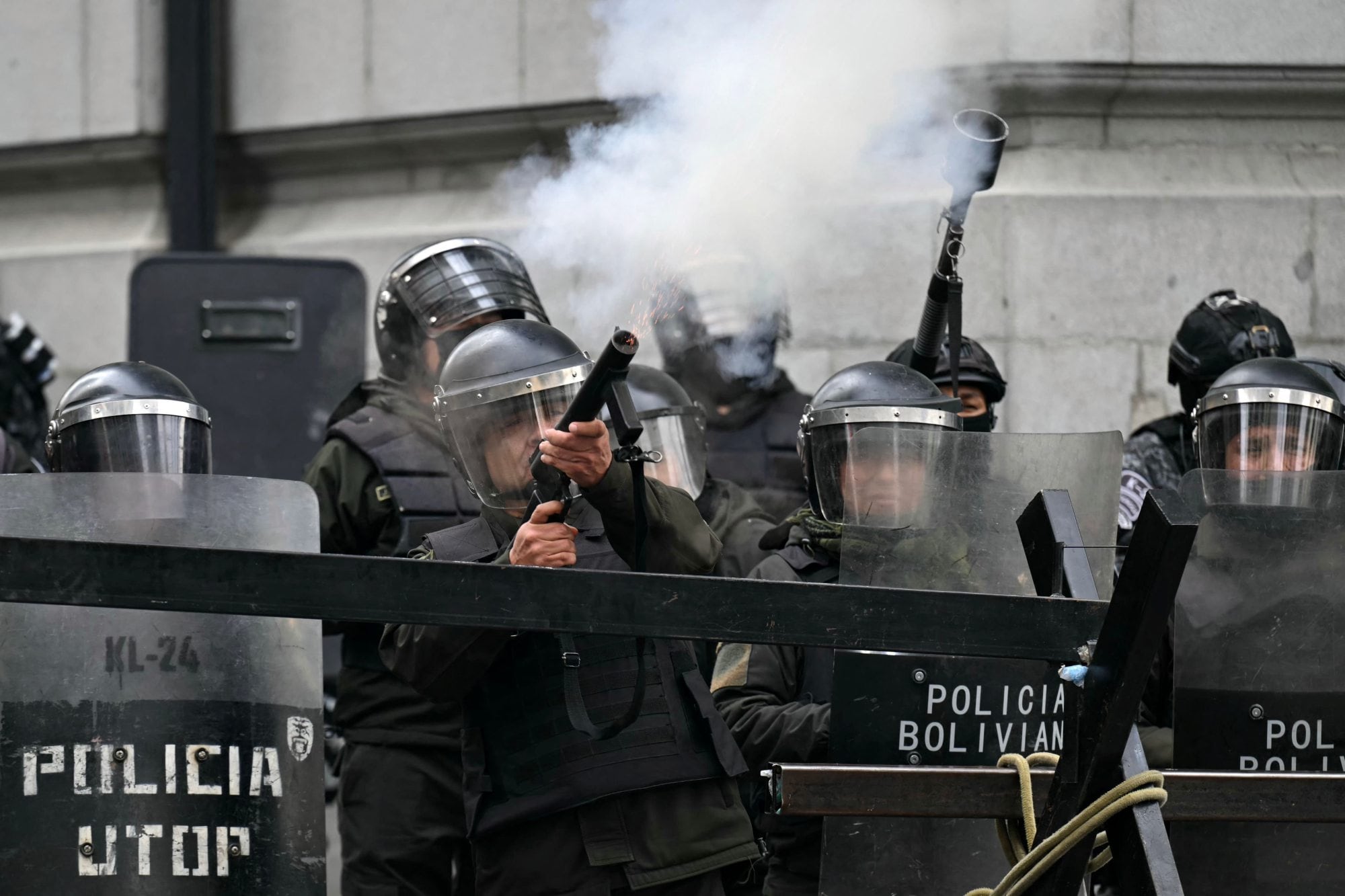 La policía responde a los manifestantes