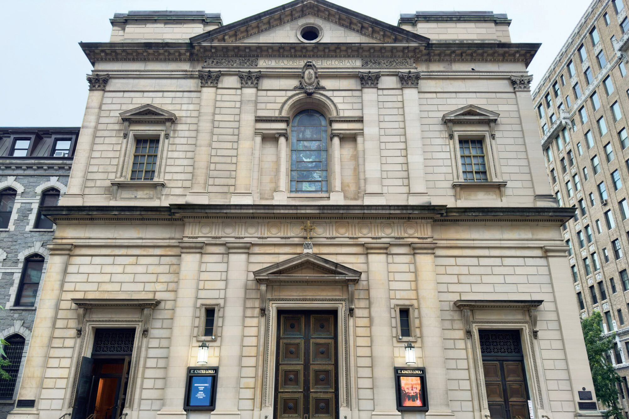 Todas las fotos. El funeral íntimo de Tatiana Schlossberg, la nieta de John y Jackie Kennedy, que hizo llorar a Nueva York 9 La iglesia católica es la misma en donde se realizó el servicio religioso de Jackie Kennedy, en 1994