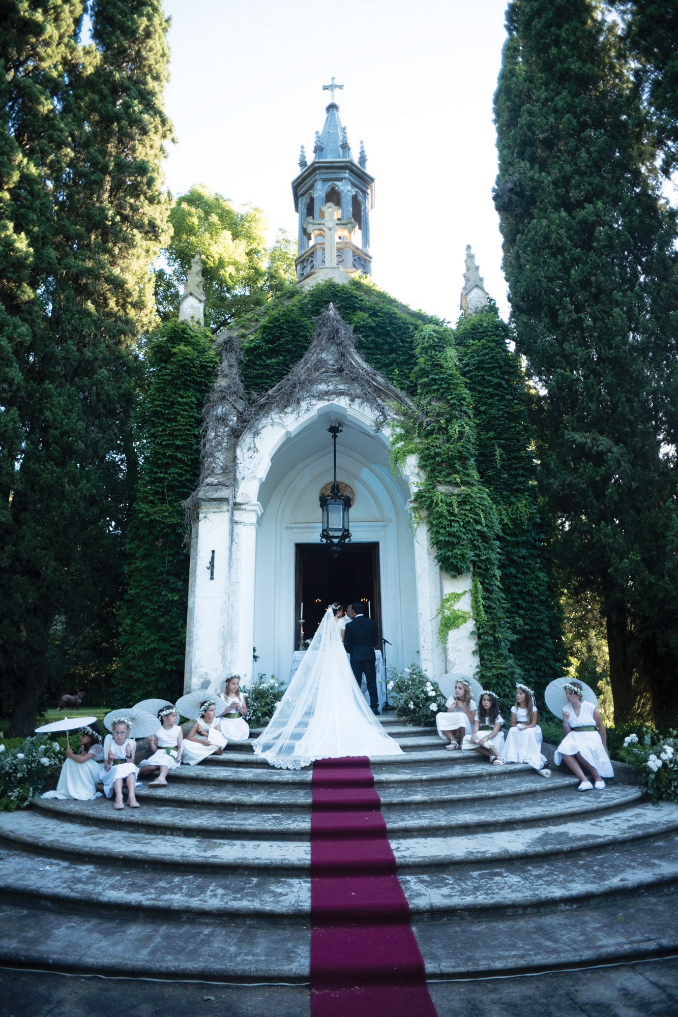 El altar se trasladó a la entrada de la capilla de
estilo francés de “La Concepción”, la estancia familiar.
En la imagen, los novios con el cortejo de chicas de la familia, sentadas en
las escalinatas con divertidos parasoles que también se repartieron a los
invitados; todas con vestidos en broderie y fajas de raso verde.