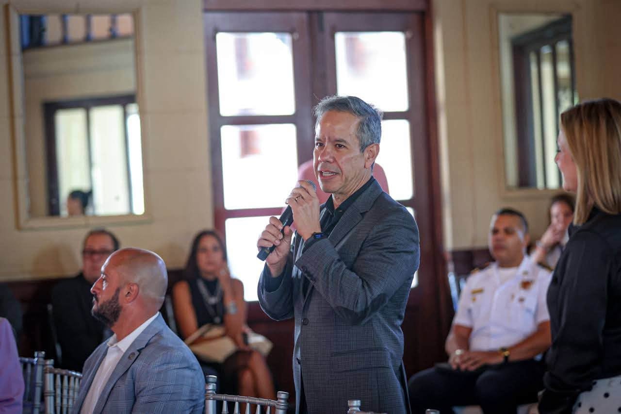 Como medida concreta, el alcalde ordenó a la policía municipal abstenerse de colaborar en estas acciones de control migratorio para garantizar la seguridad de todos los habitantes