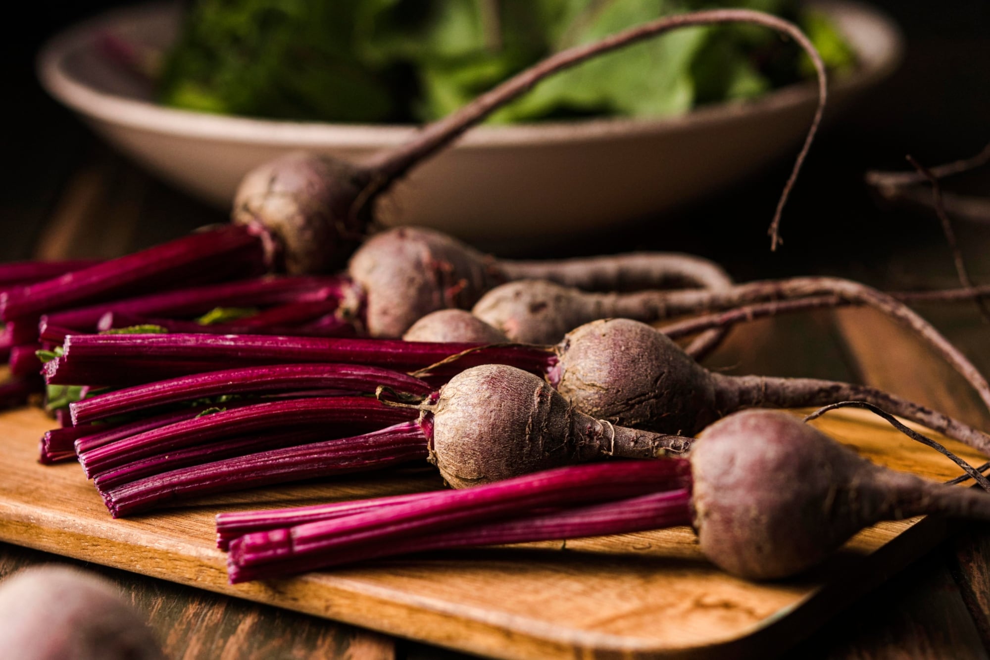 La remolacha es una buena fuente de vitaminas y minerales esenciales, como las vitaminas C y B6, el ácido fólico, el magnesio, el hierro y el potasio