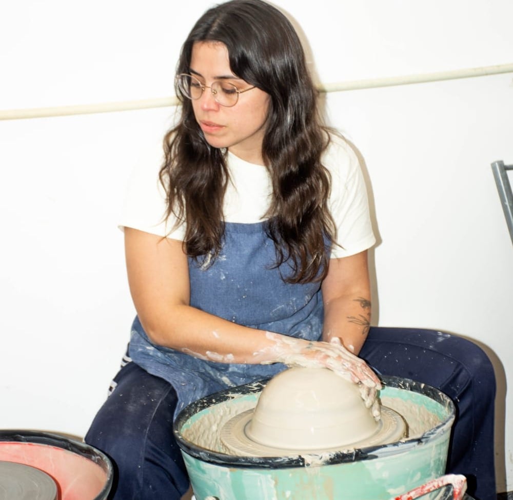 Cansancio digital: Cada vez más jóvenes recurren a prácticas “vintages” para desconectarse