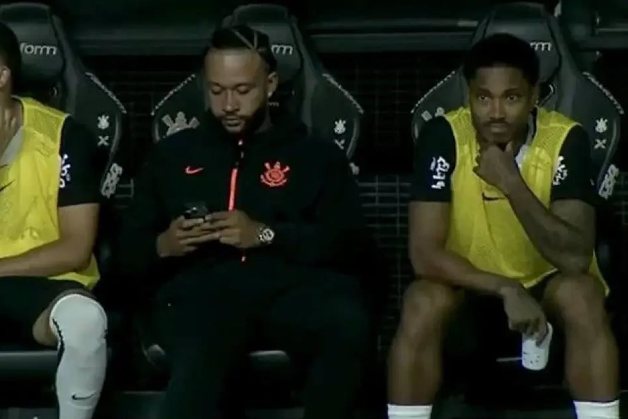 Polémica Por Depay: Usó El Celular En El Banco Y Se Defendió