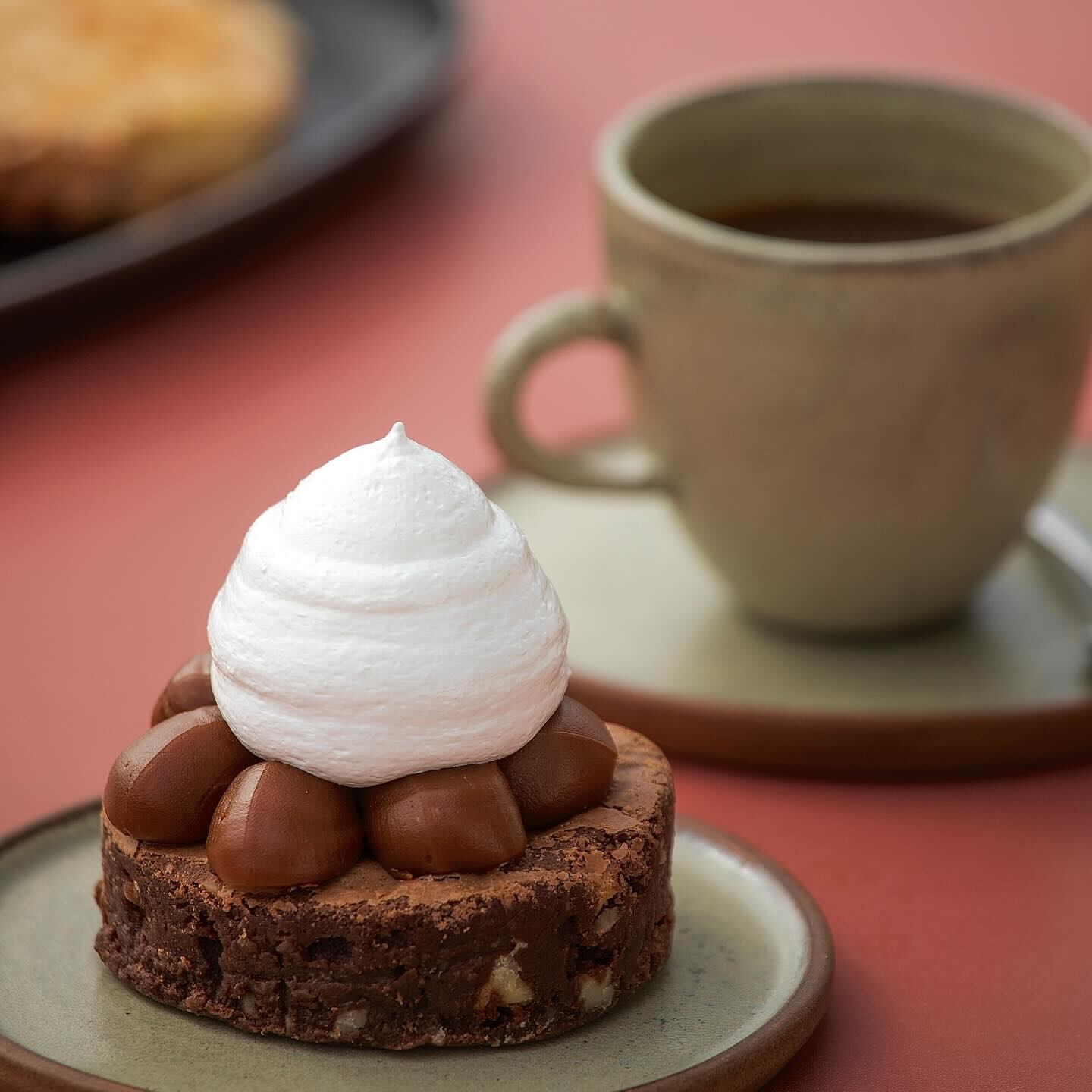 Un café y una delicatessen dulce, ideales para pasar la tarde frente al mar en el Ecocentro de Puerto Madryn