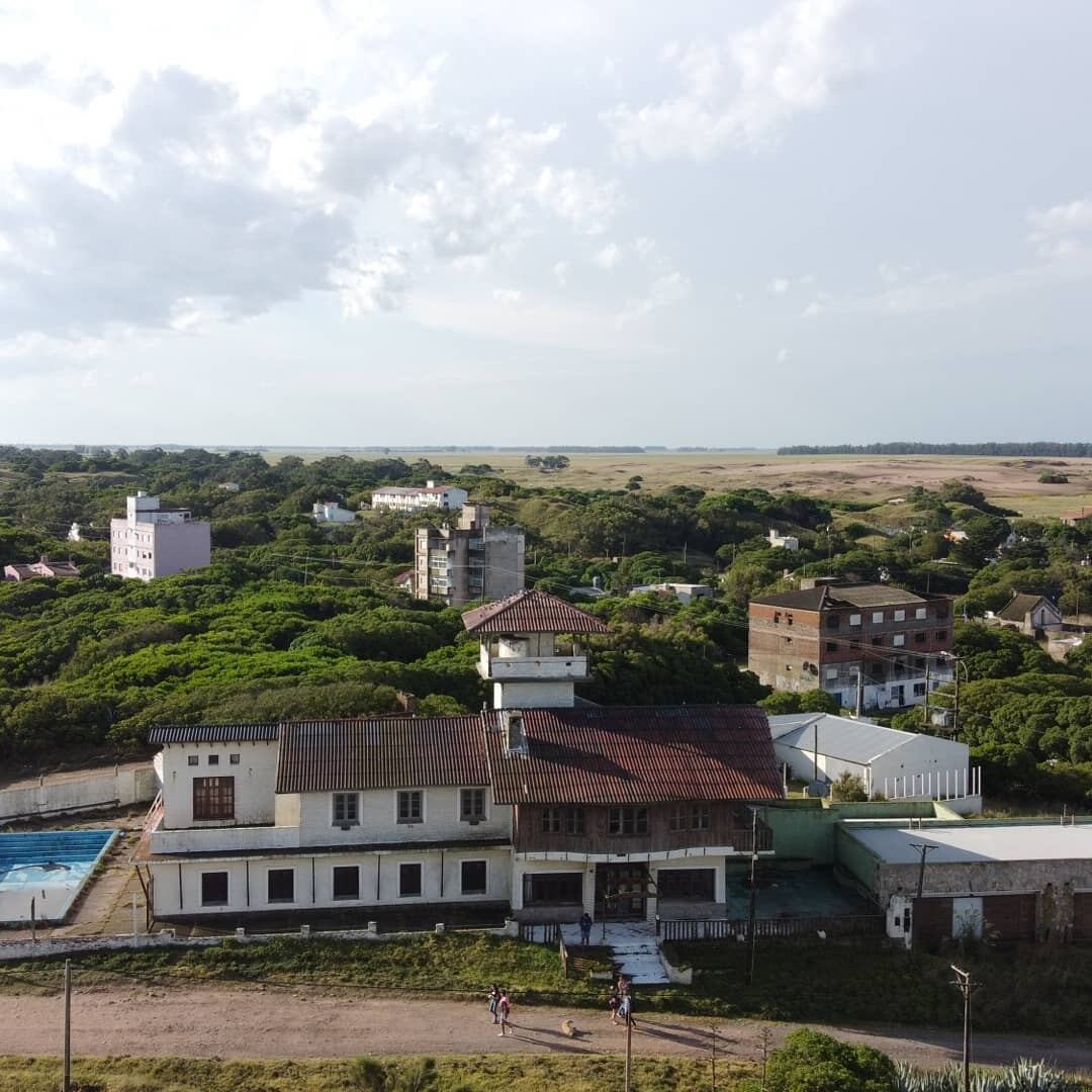 La hostería se convirtió en un punto de referencia para quienes buscan descanso, naturaleza y una experiencia más íntima, alejada del turismo masivo. Hoy está abandonada.