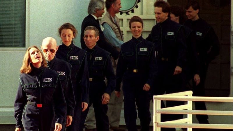 Los primeros ocho participantes del experimento salieron de Biósfera 2 en septiembre de 1993, luego de dos años y 20 minutos de confinamiento