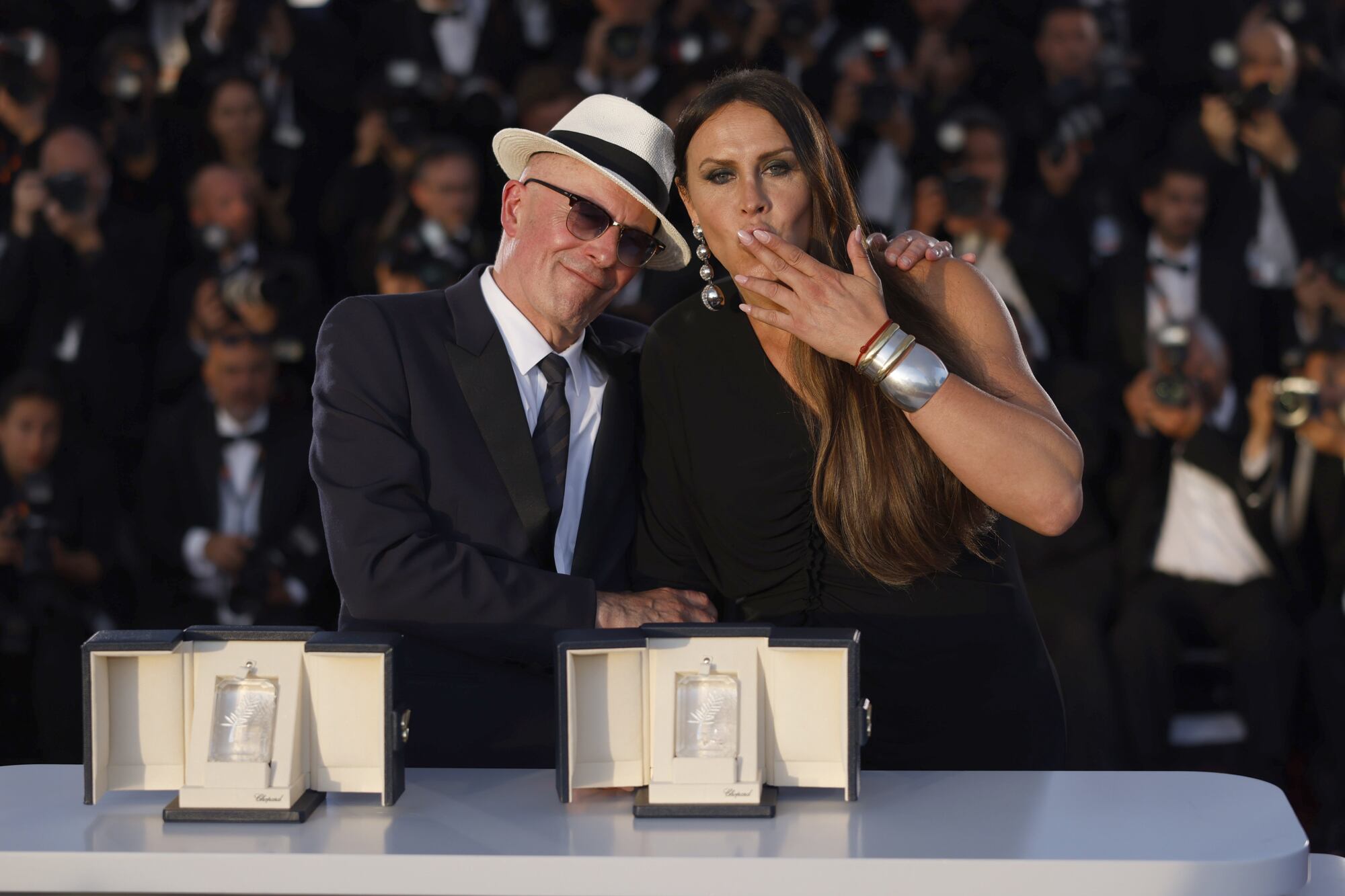 Jacques Audiard y Karla Sofia Gascón en Cannes, donde Emilia Pérez se alzó con el gran premio del jurado