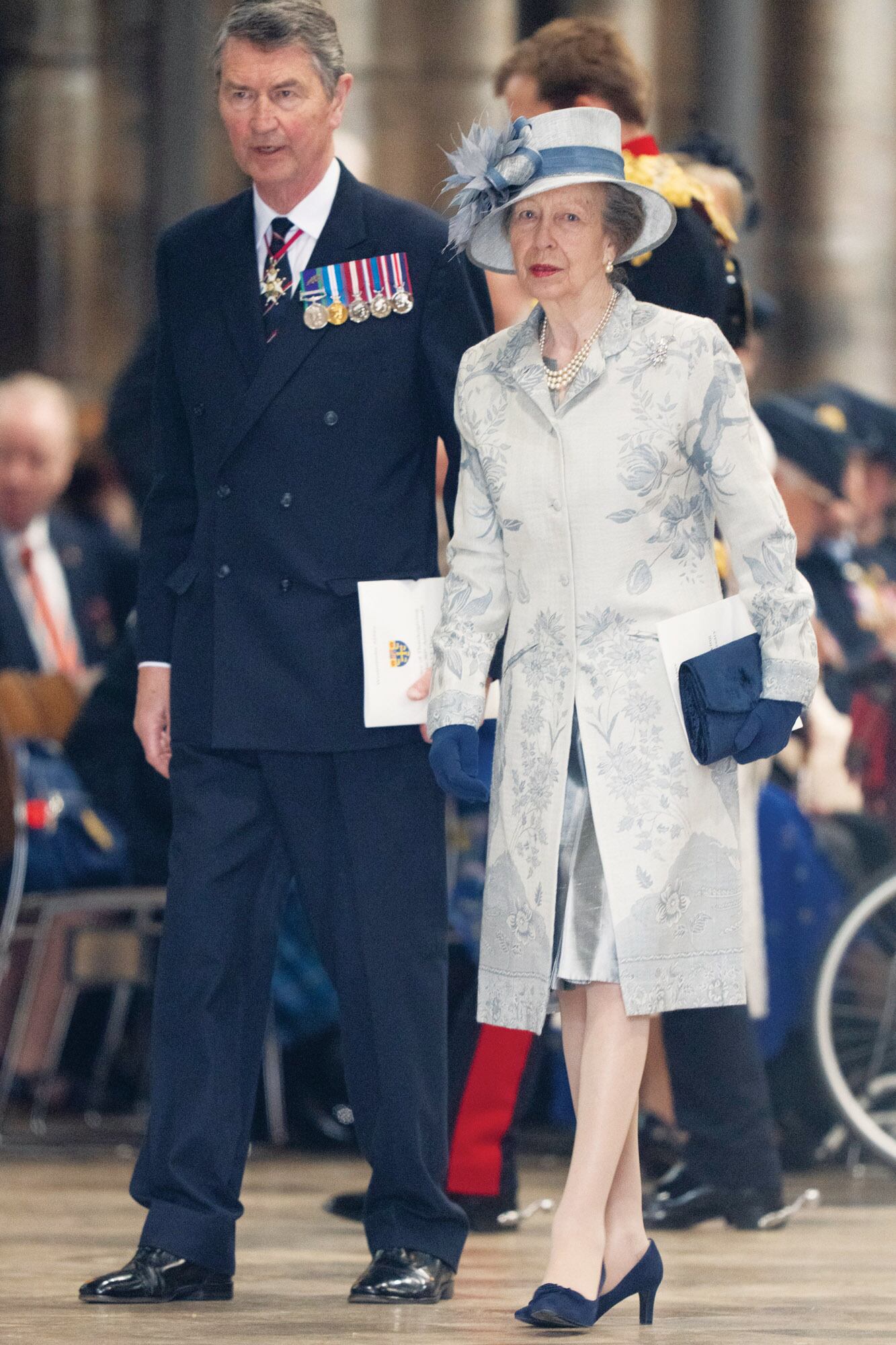 La princesa Ana
y Timothy Laurence salen
de la abadía.