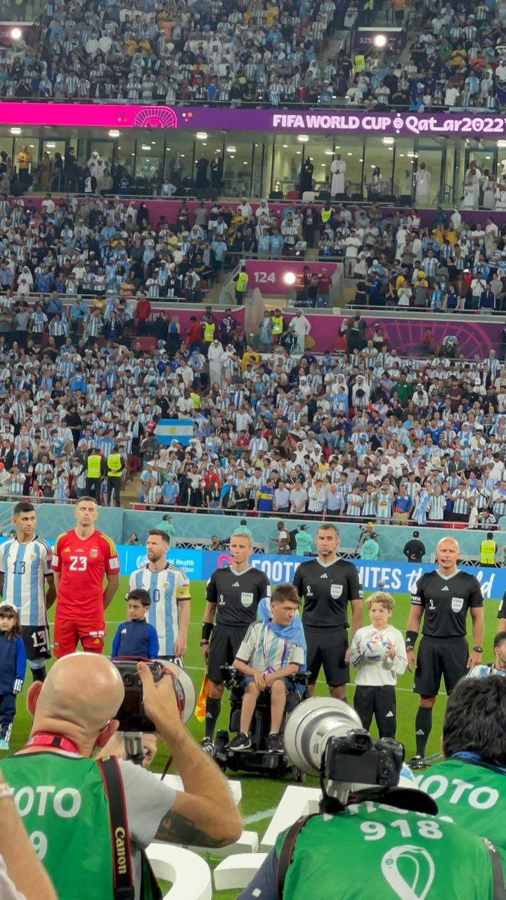 Valentino junto a los jugadores de la Selección en el Mundial de Qatar 2022, representando a la fundación Powerchair Football Argentina