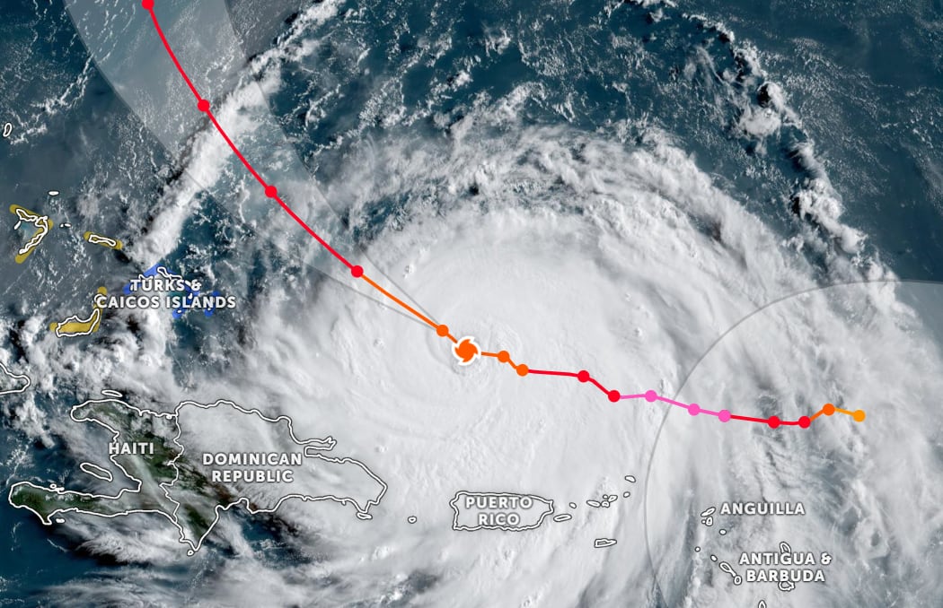 Se prevé que durante su trayectoria por el oeste-noroeste, pase al este de las Islas Turcas y Caicos entre el 17 y 18 de agosto