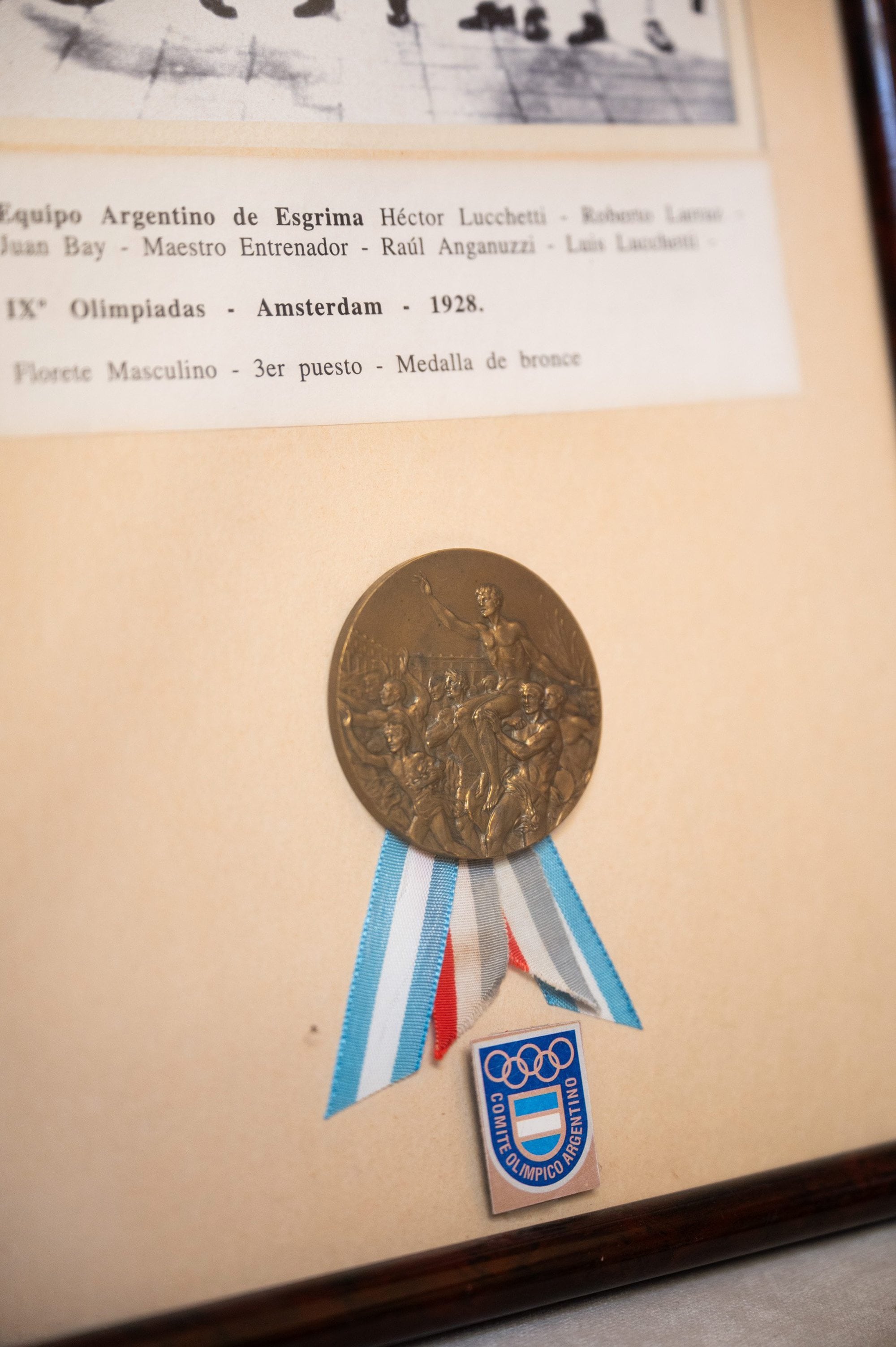 Luis y Héctor Lucchetti, hermanos y esgrimistas del Club Belgrano, lograron la única medalla olímpica de Argentina en esgrima: bronce en florete en los Juegos de Ámsterdam 1928