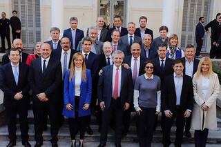 Gobernadores. Están en crisis, pero invierten en plazos fijos