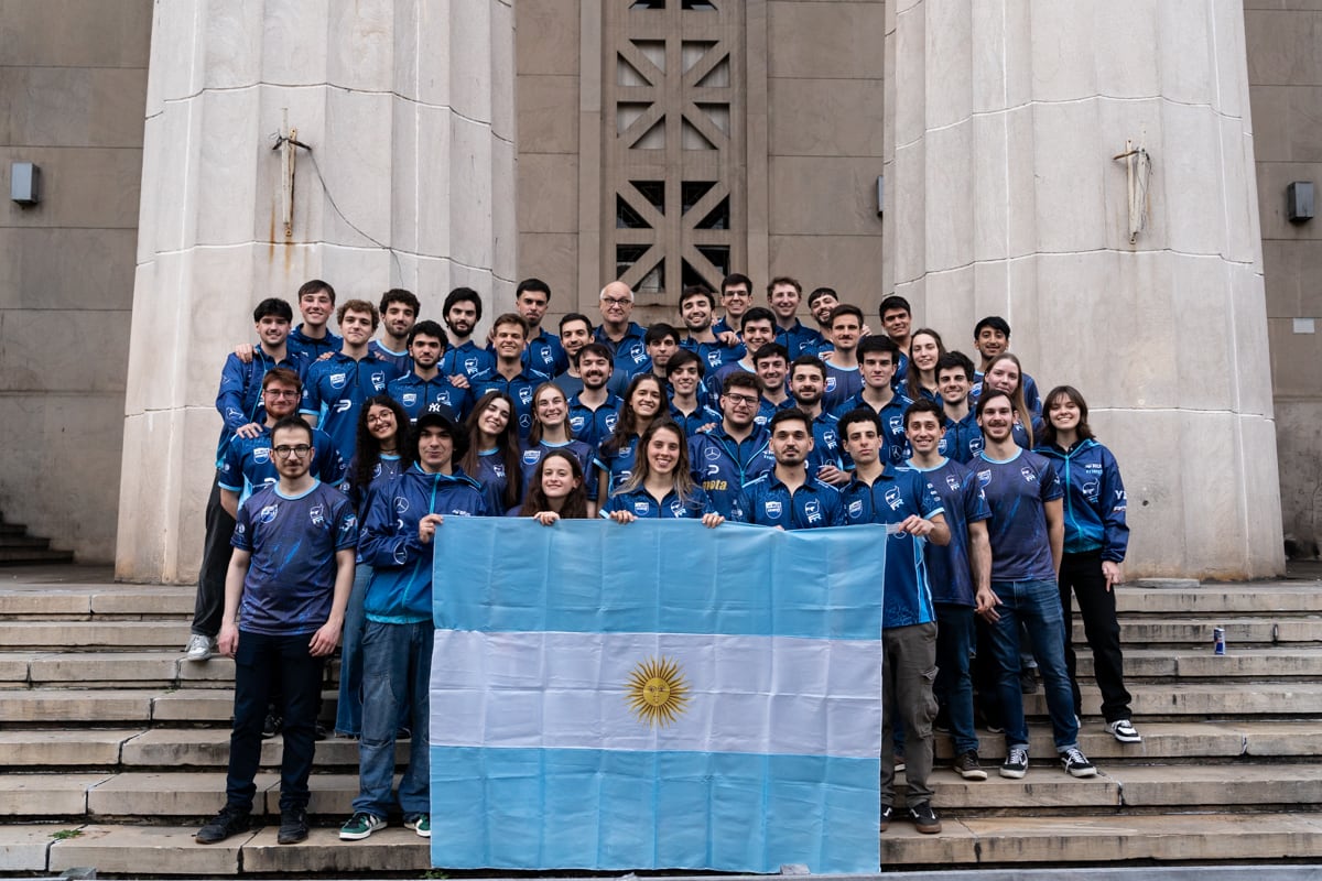 El equipo de FIUBA Racing integrado por estudiantes de diferentes disciplinas de Ingeniería (foto de Gianna Lucchini)