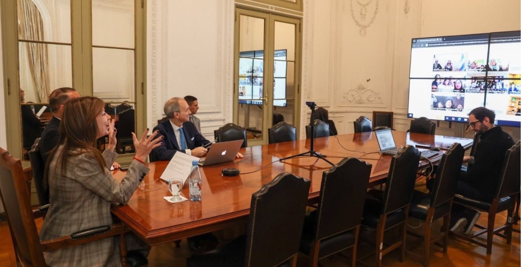 Ministra de Capital Humano, Sandra Pettovello durante la videoconferencia con los estudiantes de cinco escuelas