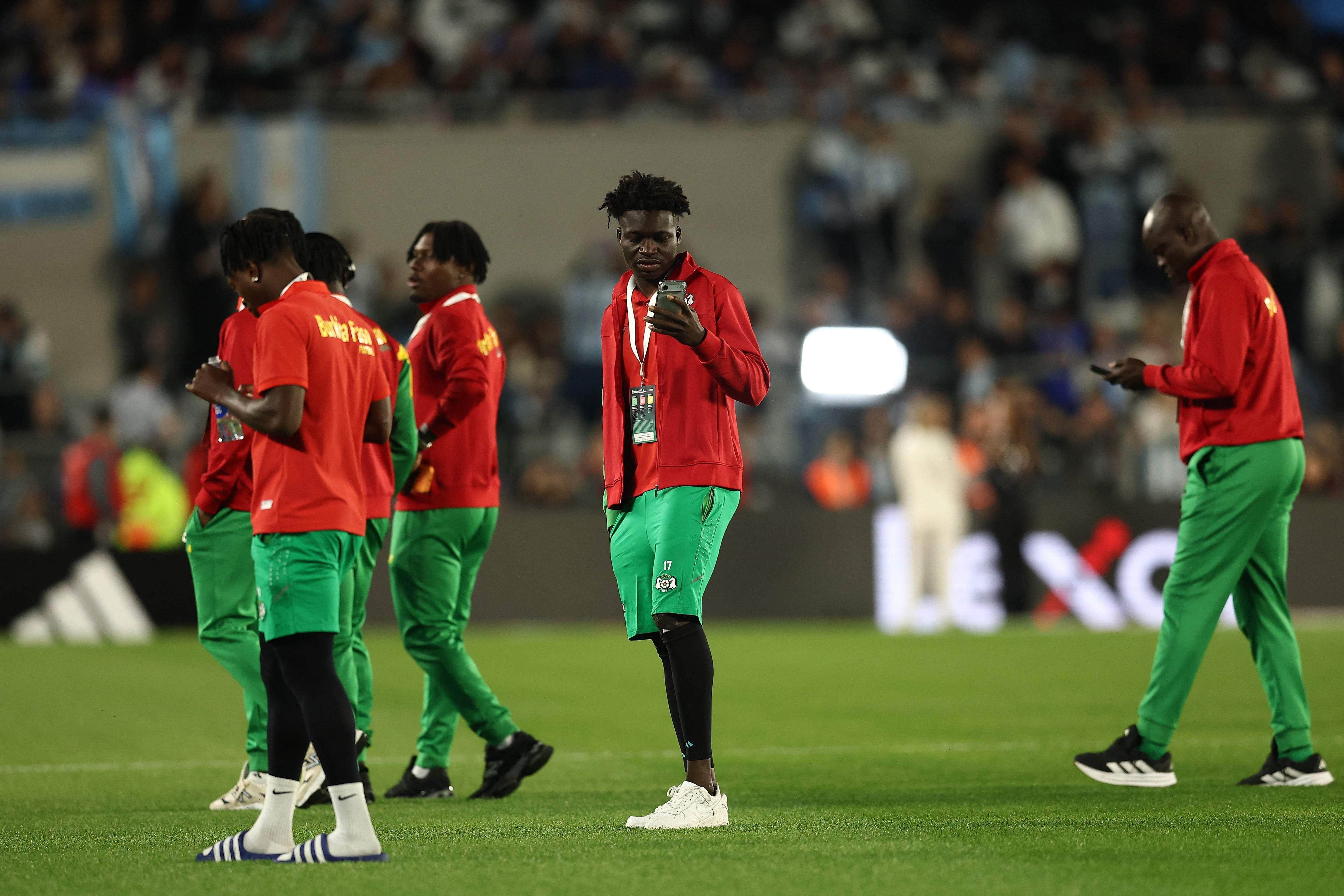 Los juveniles de Burkina Faso hicieron dl reconocimiento al campo de juego, sacaron fotos y recibieron los típicos silbidos para los visitantes, que pronto se transformaron en aplausos.