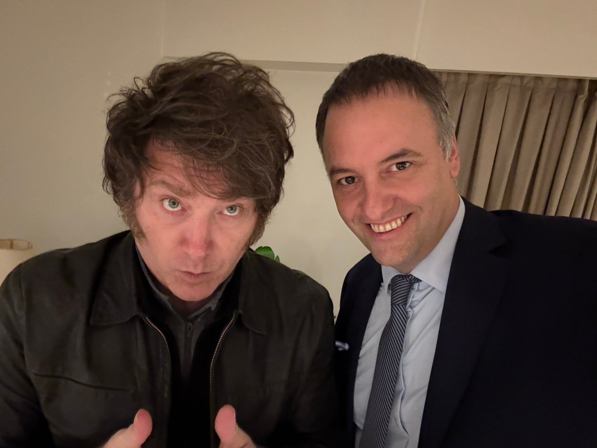 El candidato a legislador porteño por La Libertad Avanza (LLA), Manuel Adorni, junto al presidente Javier Milei desde el hotel Libertador