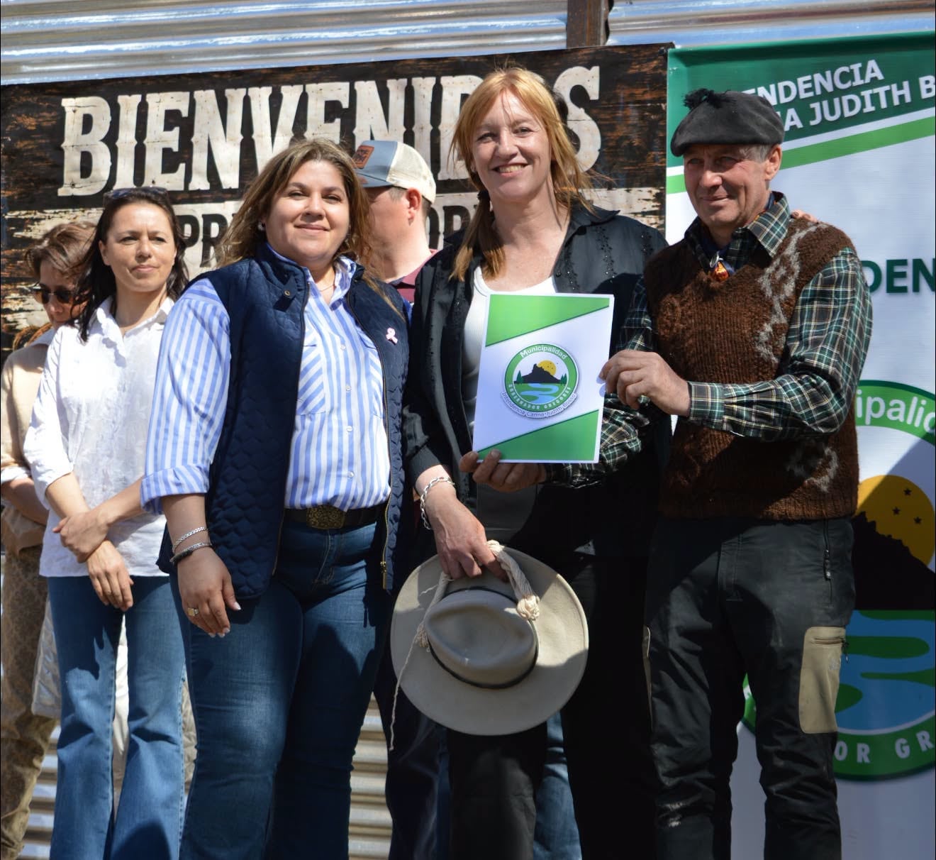 La intendenta Carina Bosso, junto a Monica Reinsch y Eric Agustin, durante la Jornada del Guanaco