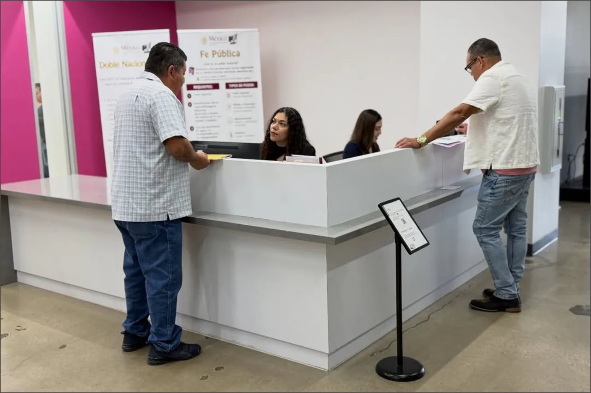 Para migrantes en Texas: cómo renovar el pasaporte mexicano en el consulado de San Antonio 6 Para realizar el trámite, es necesario presentar el pasaporte a renovar y una identificación oficial en el consulado de San Antonio, en Texas