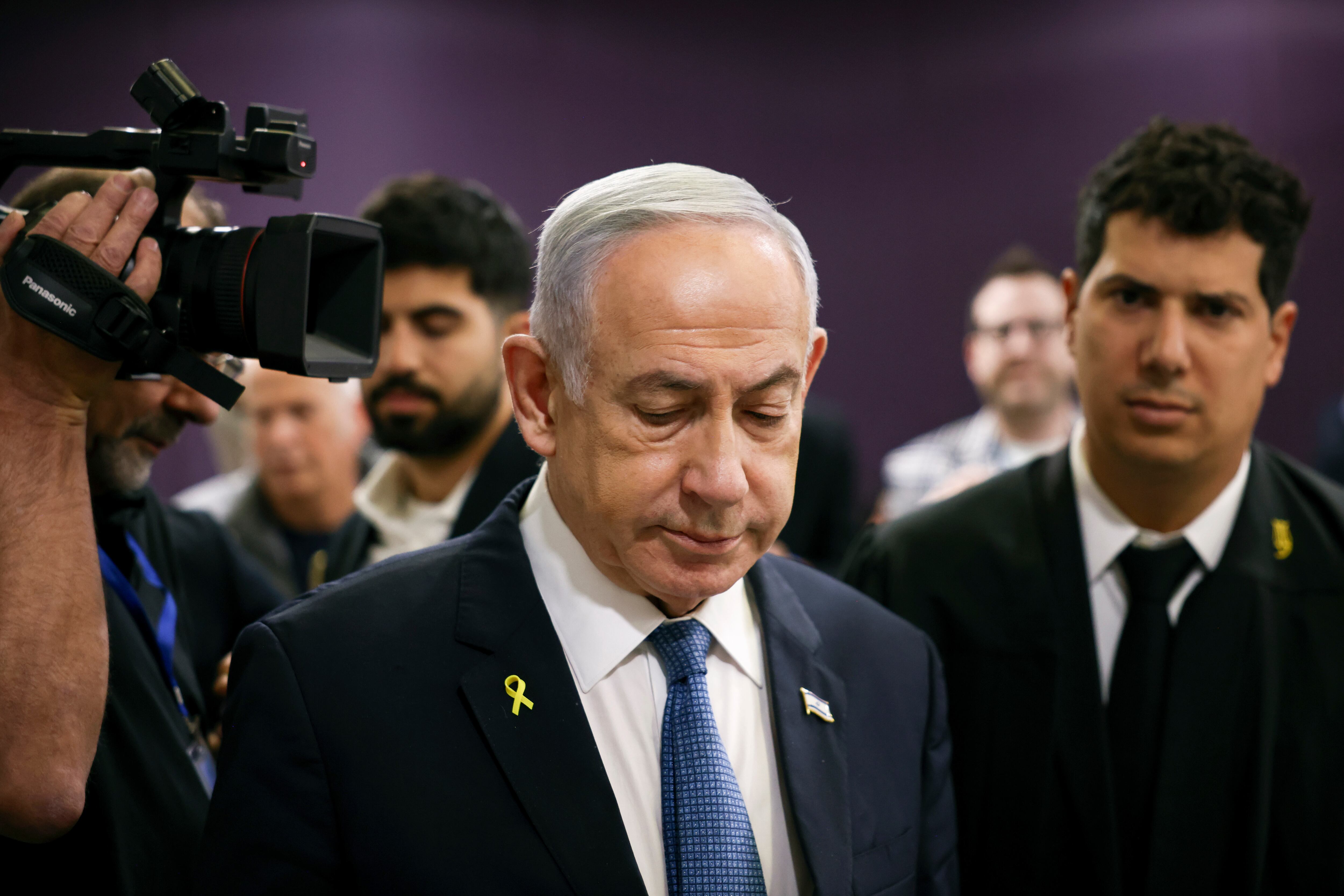 ARCHIVO – El primer ministro de Israel, Benjamin Netanyahu, asiste a su juicio en el que enfrenta acusaciones de corrupción en el tribunal de distrito de Tel Aviv, Israel, el 16 de diciembre de 2024. (Stoyan Nenov/Pool Foto vía AP, Archivo)