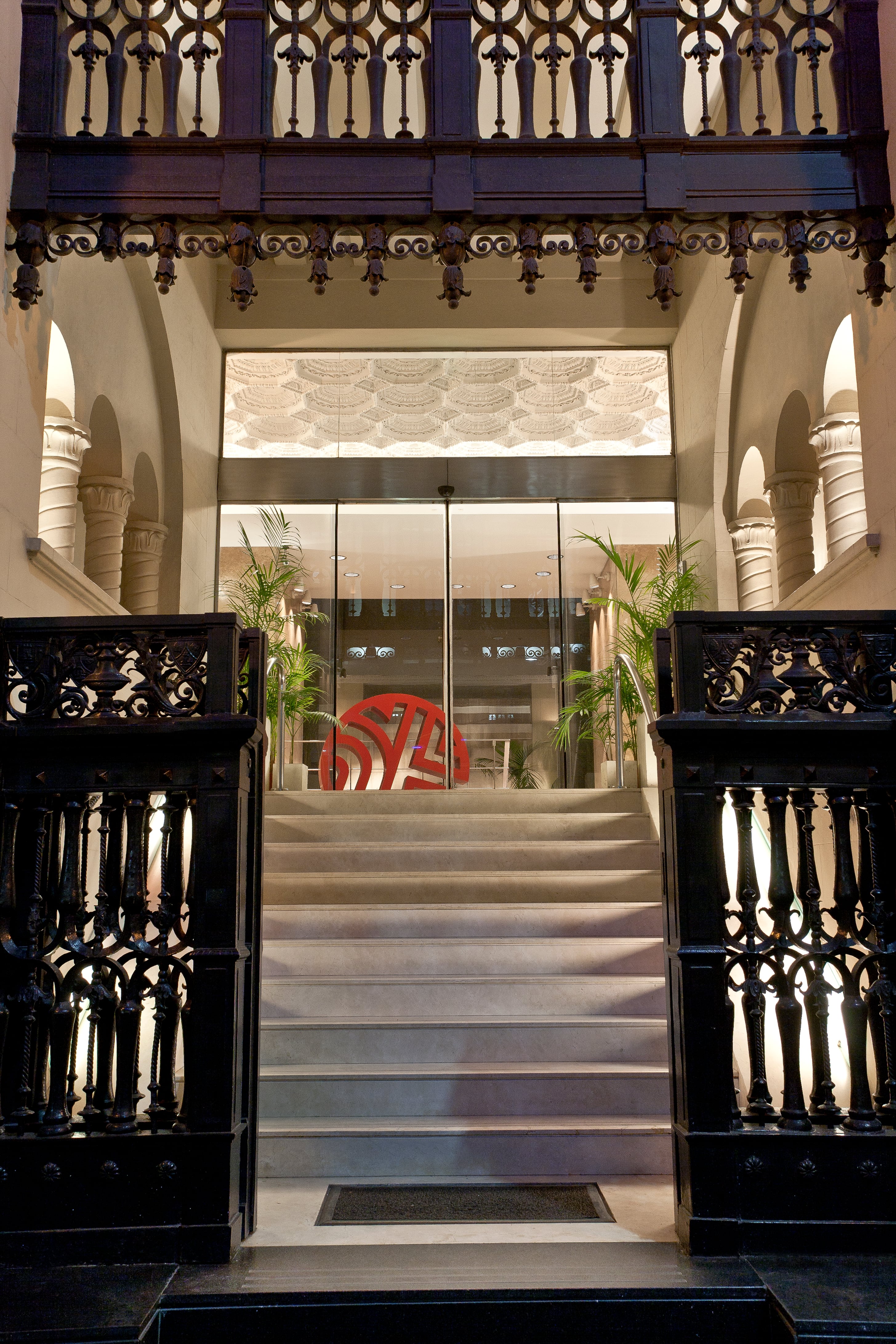 Los materiales nobles se conservan hasta hoy, tal como los soñó la princesa María Lidia, como la herrería artística y la puerta con pilastras de orden dórico