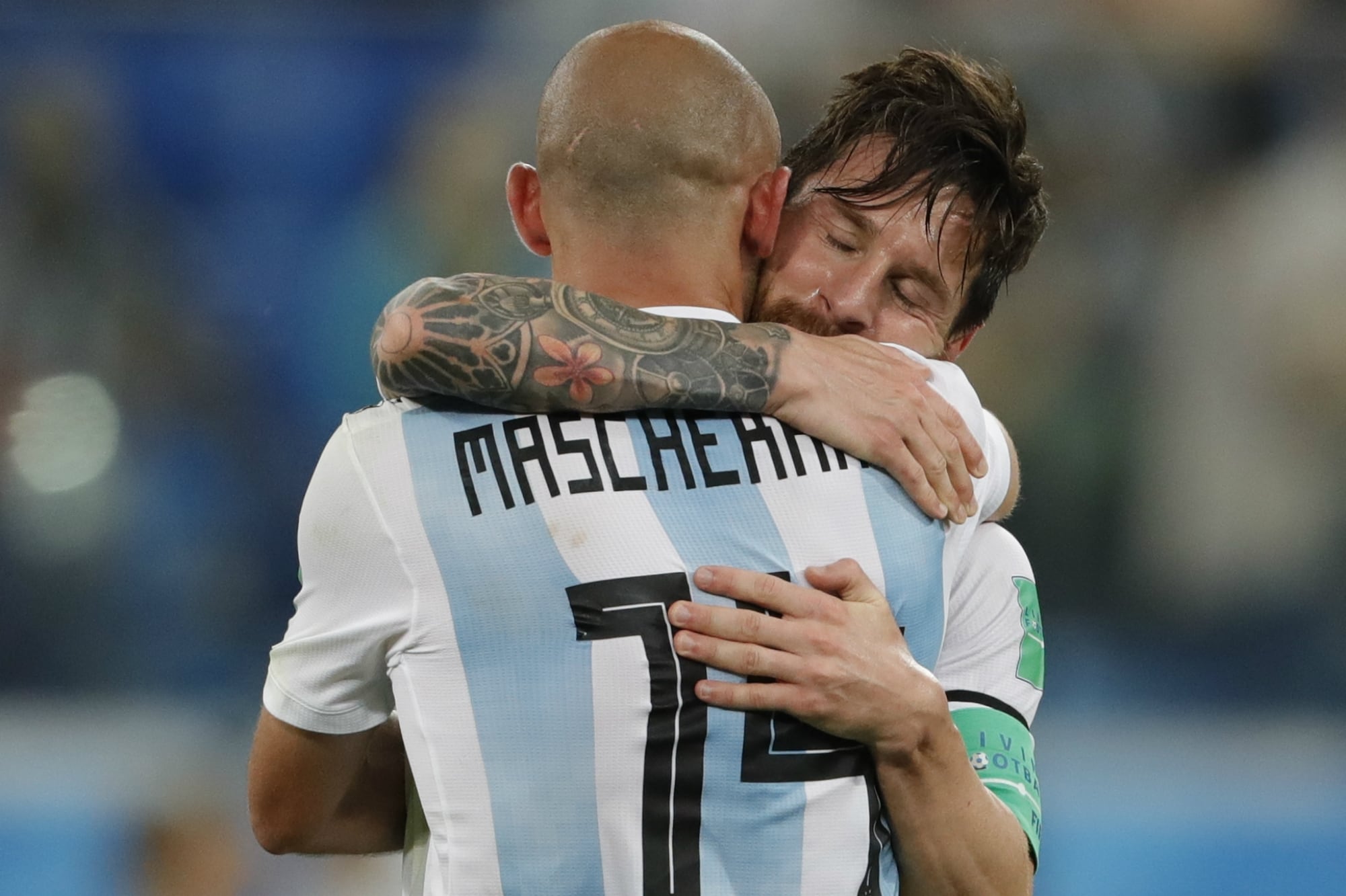 El abrazo de Mascherano con Messi cuando eran compañeros en la selección argentina