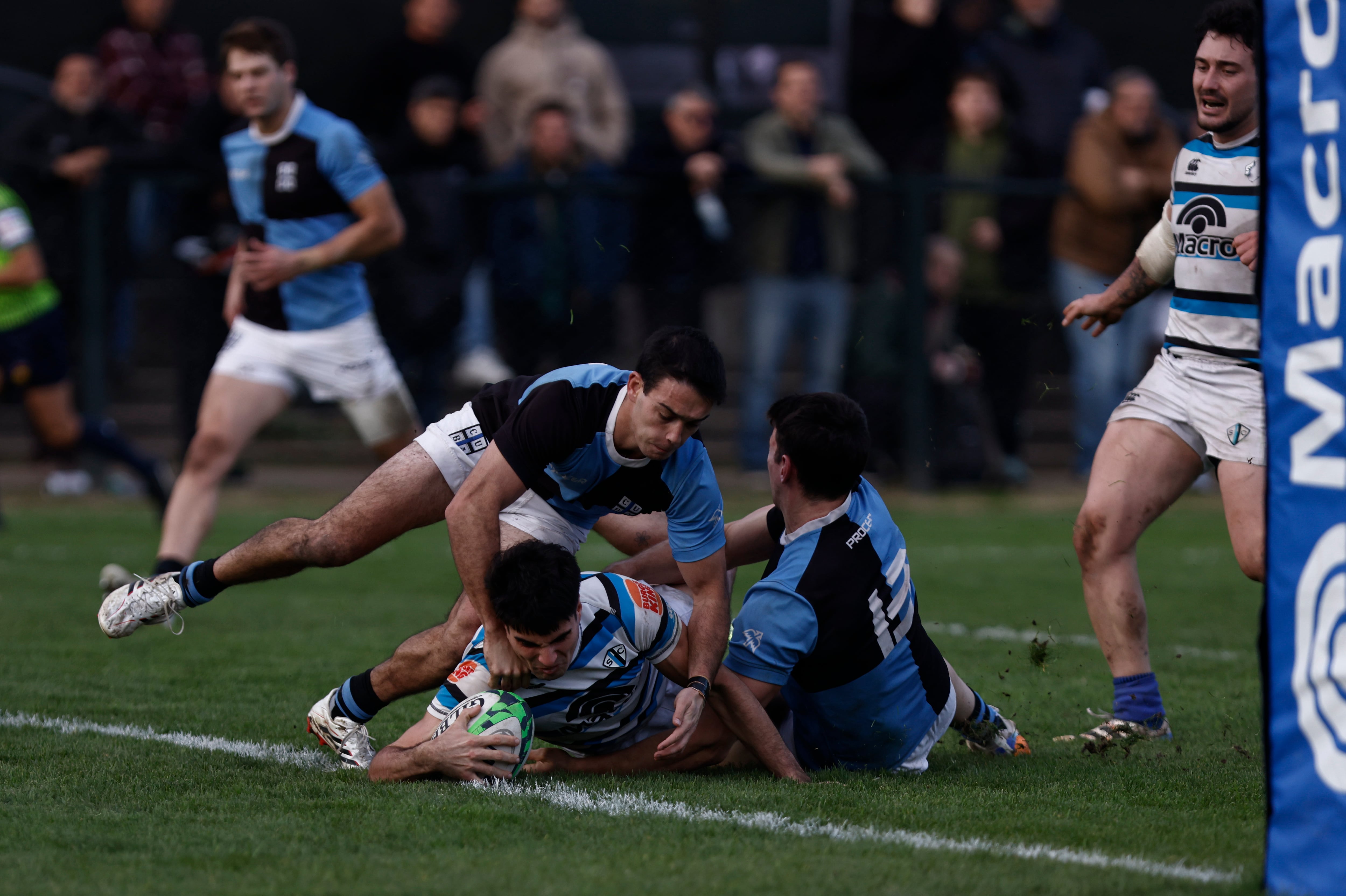 Try de Nicanor Acosta, ante la marca de De la Vega (derecha) y Castro Nevares (izquierda) para SIC ante CUBA; Andrea Panzarini, el que llega de SIC, y Eliçagaray, de CUBA, al fondo