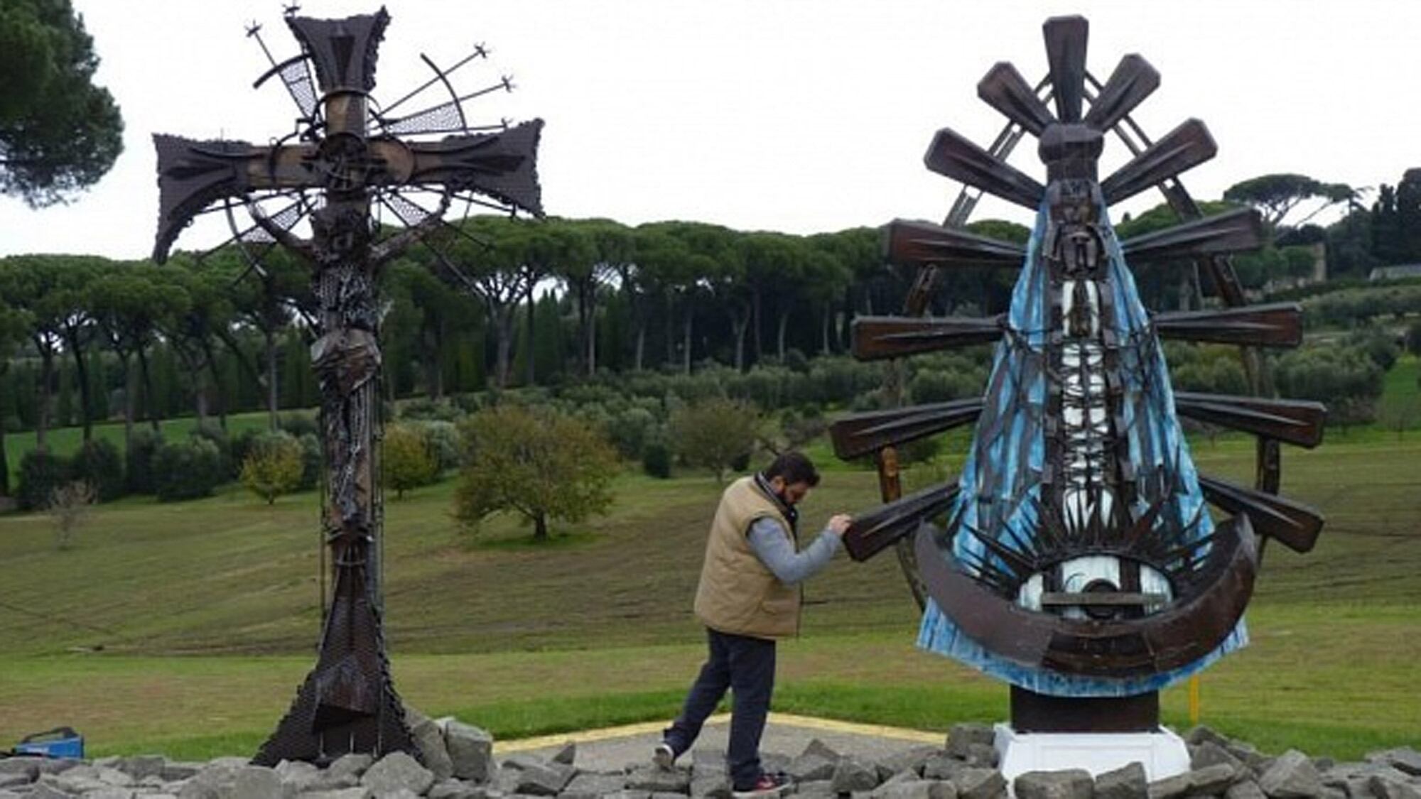 El artista argentino Alejandro Marmo mantuvo una larga amistad con el Papa Francisco; sus obras Cristo Obrero y Virgen de Luján están emplazadas en el Vaticano